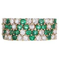Anillo de oro amarillo de 18 quilates con esmeraldas y diamantes