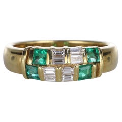Anillo de oro amarillo de 18 quilates con esmeraldas y diamantes