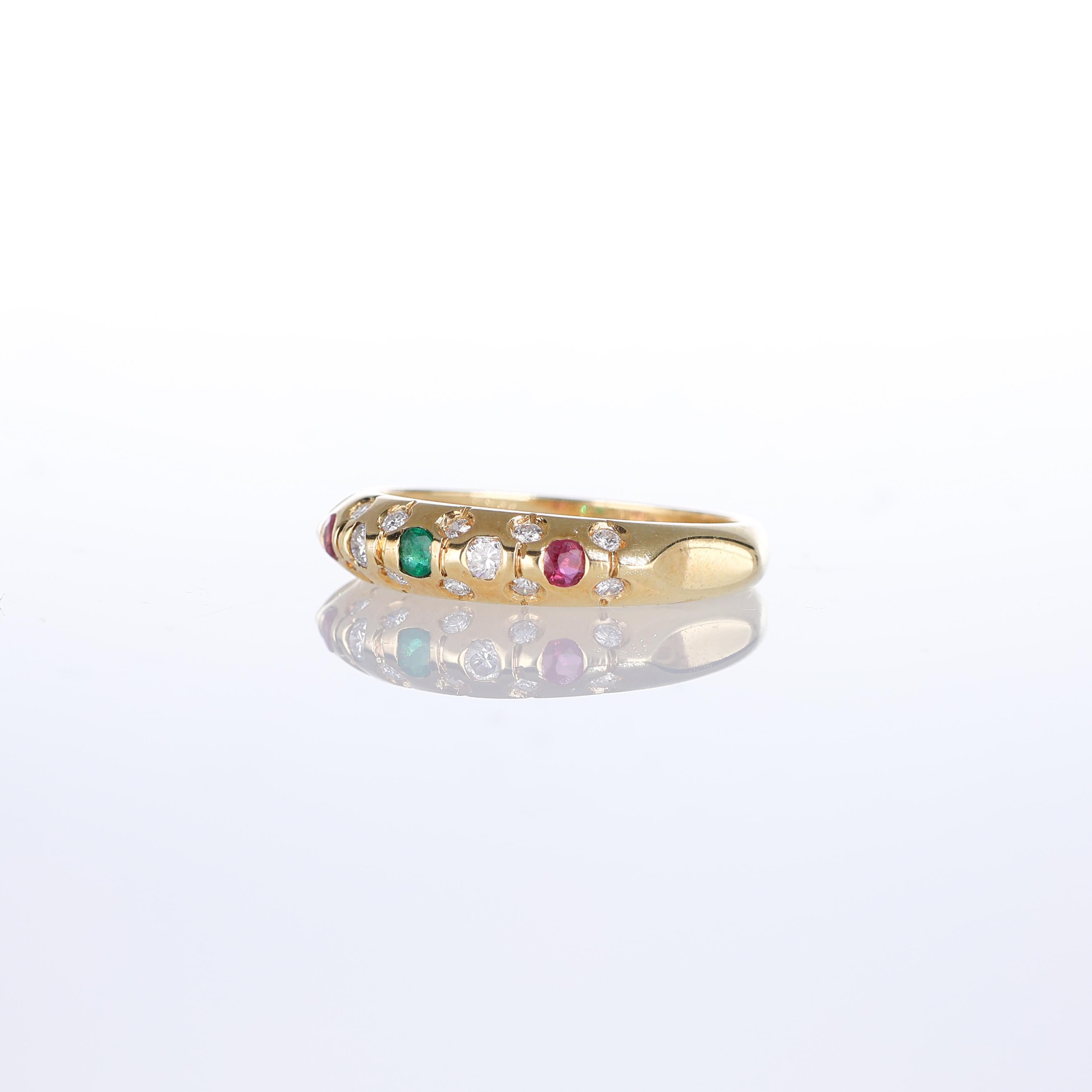 18kt Yellow Gold Band Ring with Emeralds, Rubies, and Diamonds In New Condition For Sale In Bergamo, BG