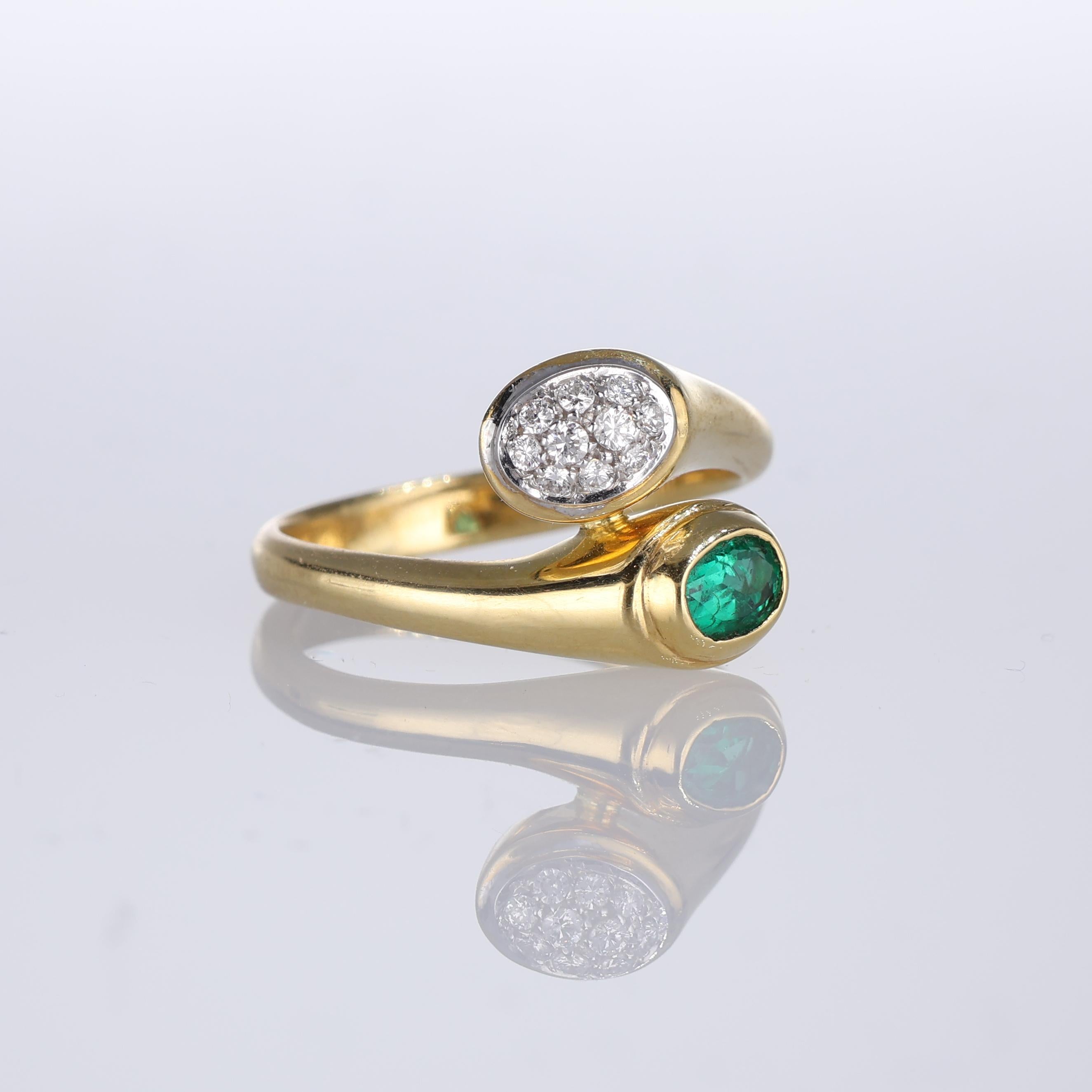 Brilliant Cut 18kt Yellow Gold Band Ring with Oval Emerald and Diamonds For Sale