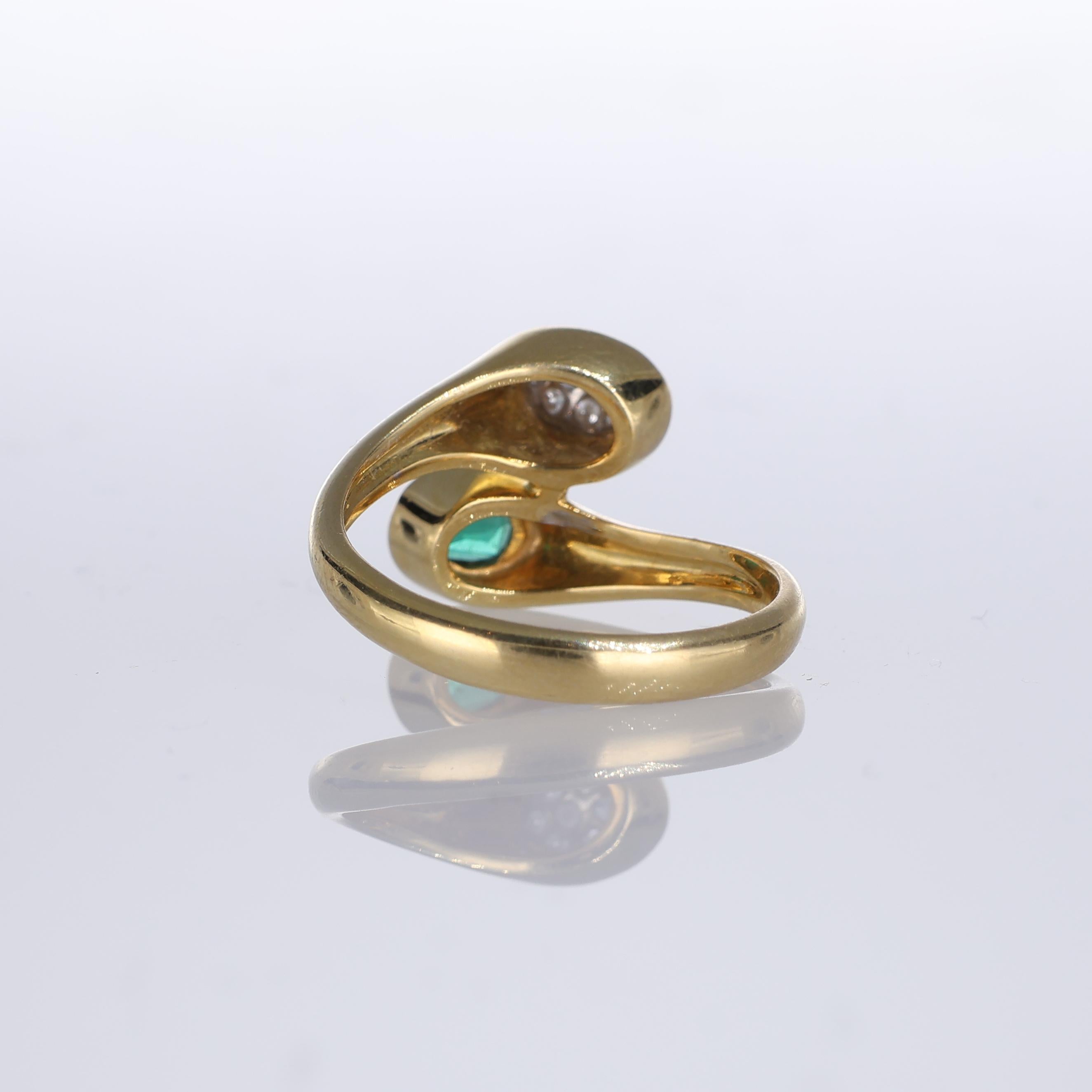 18kt Yellow Gold Band Ring with Oval Emerald and Diamonds In New Condition For Sale In Bergamo, BG