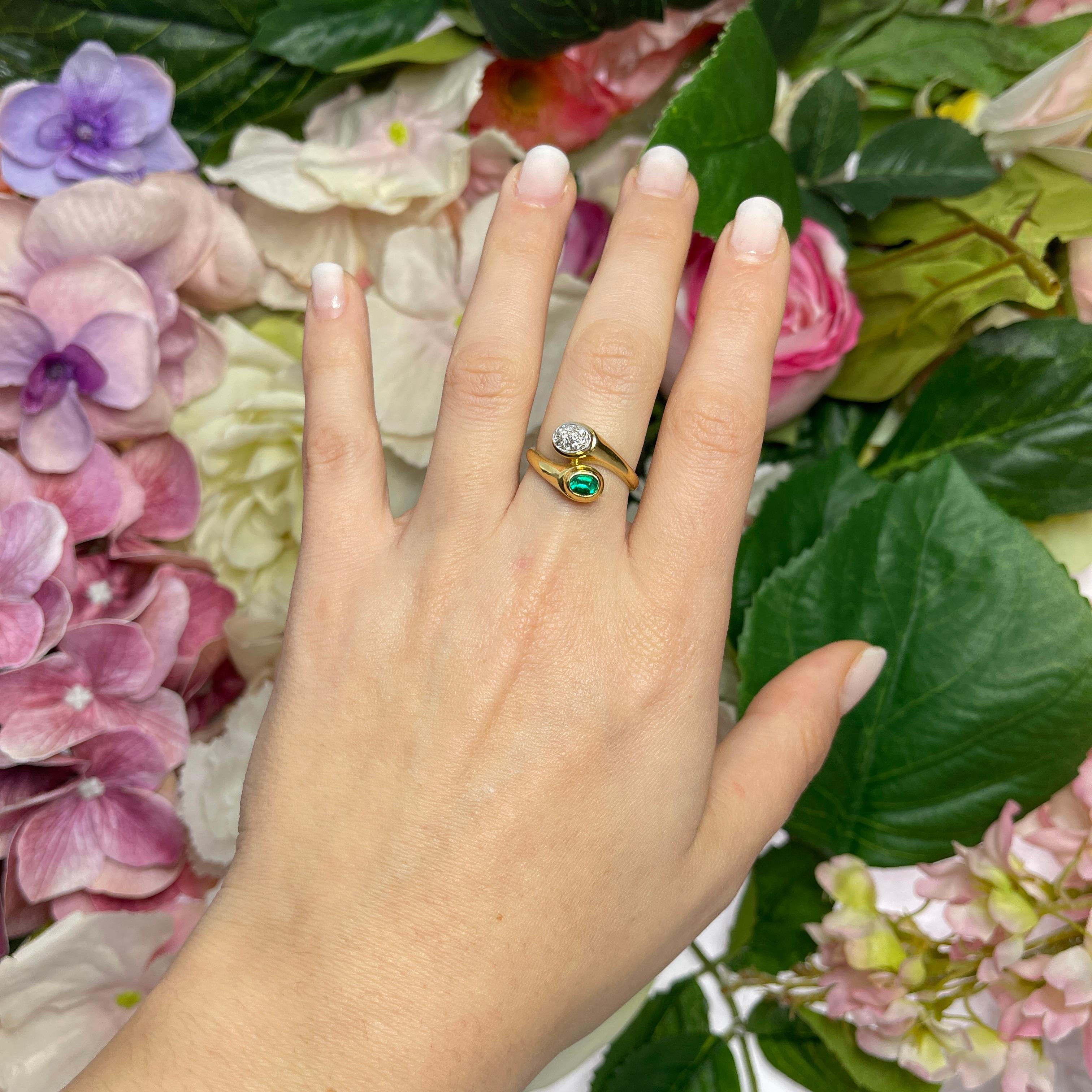 Women's or Men's 18kt Yellow Gold Band Ring with Oval Emerald and Diamonds For Sale