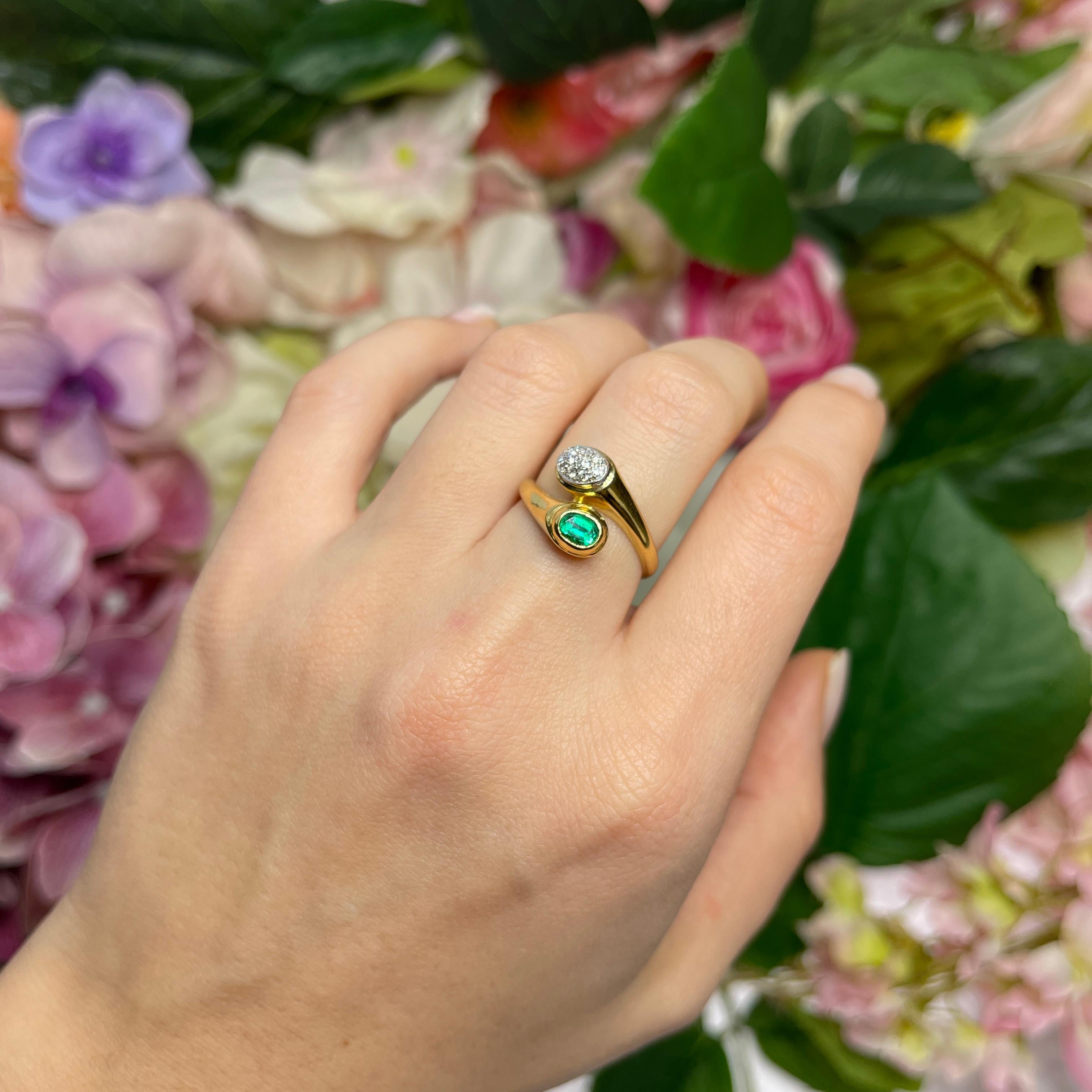 18kt Yellow Gold Band Ring with Oval Emerald and Diamonds For Sale 1