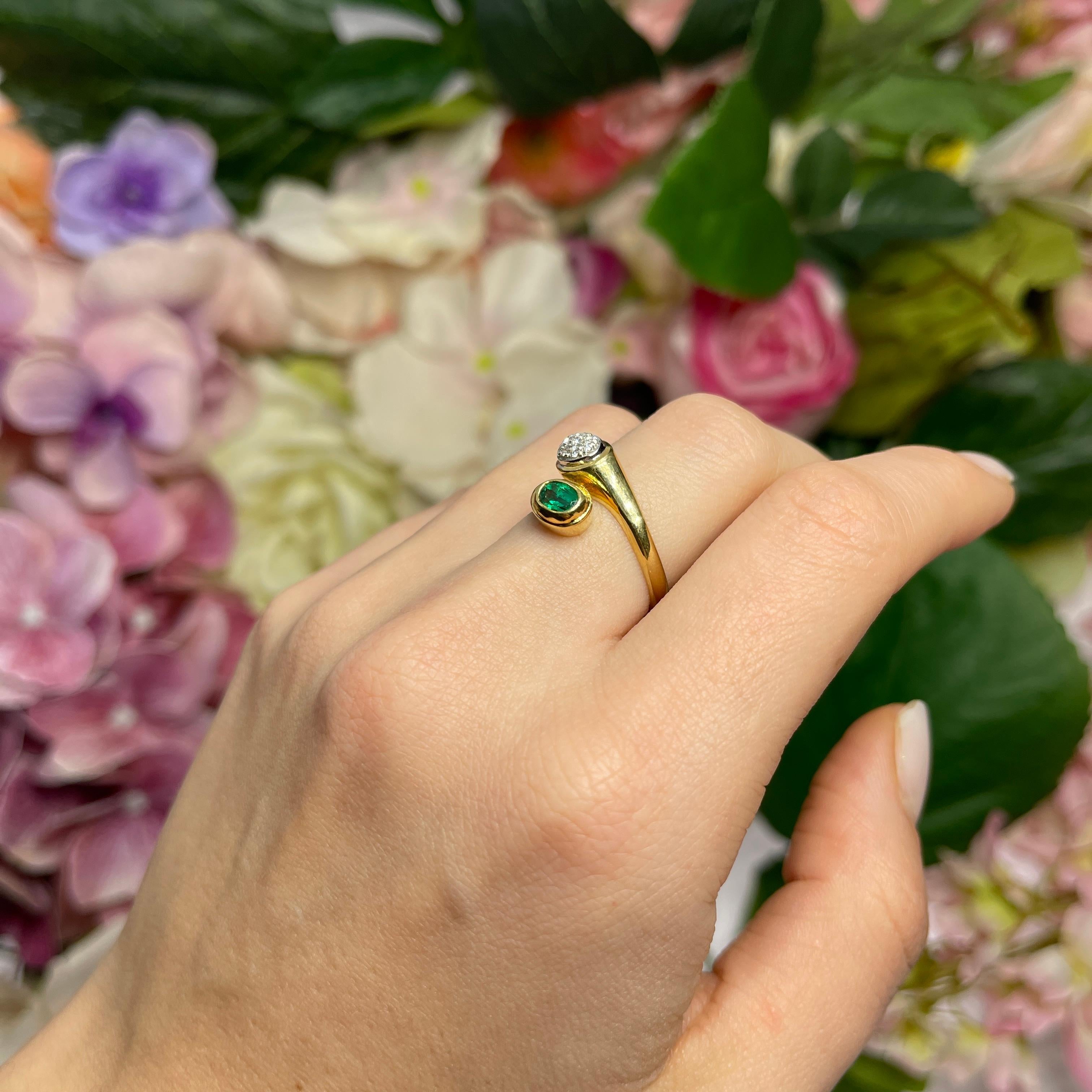 18kt Yellow Gold Band Ring with Oval Emerald and Diamonds For Sale 2