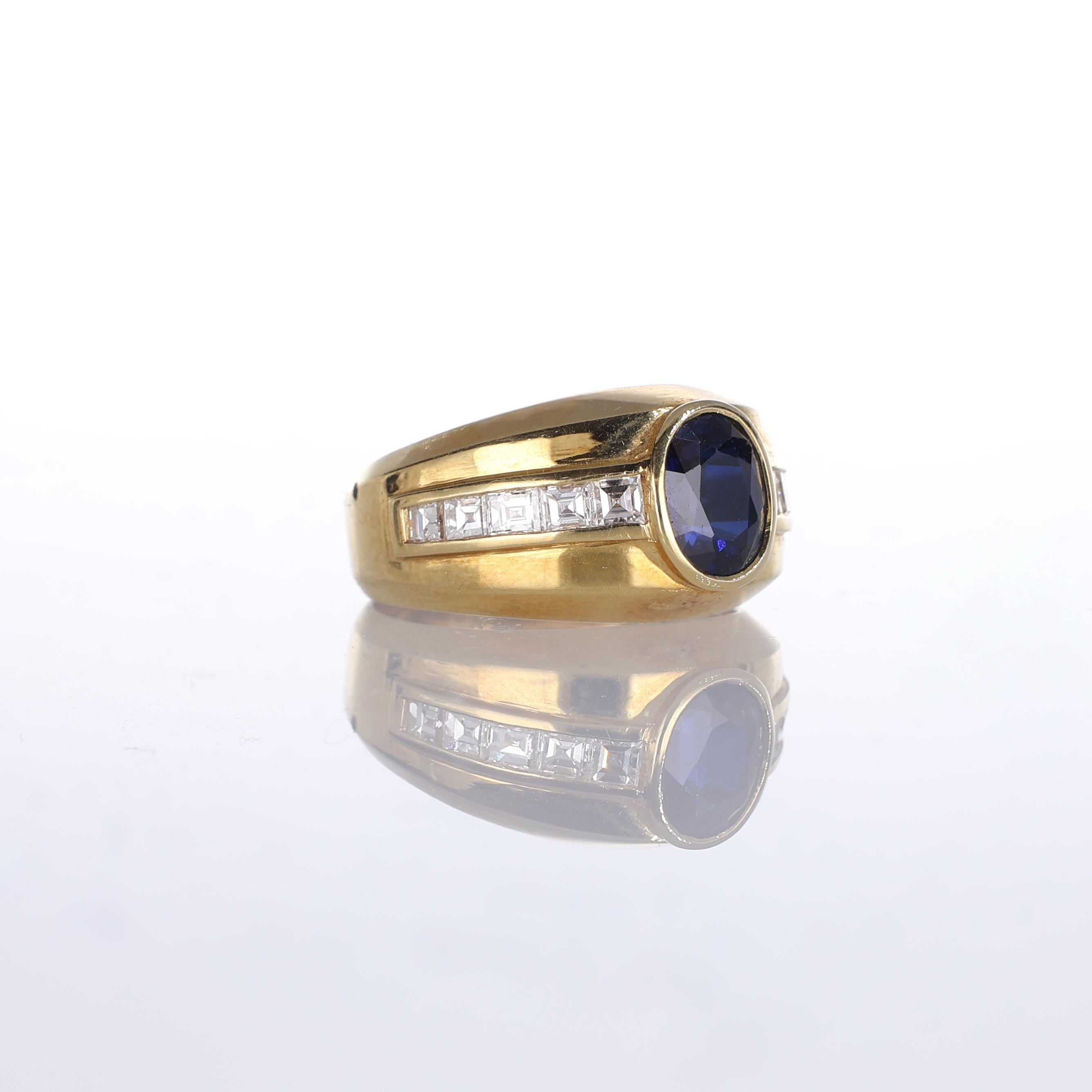 Brilliant Cut 18kt Yellow Gold Band Ring with Oval Sapphire and Baguette Diamonds For Sale