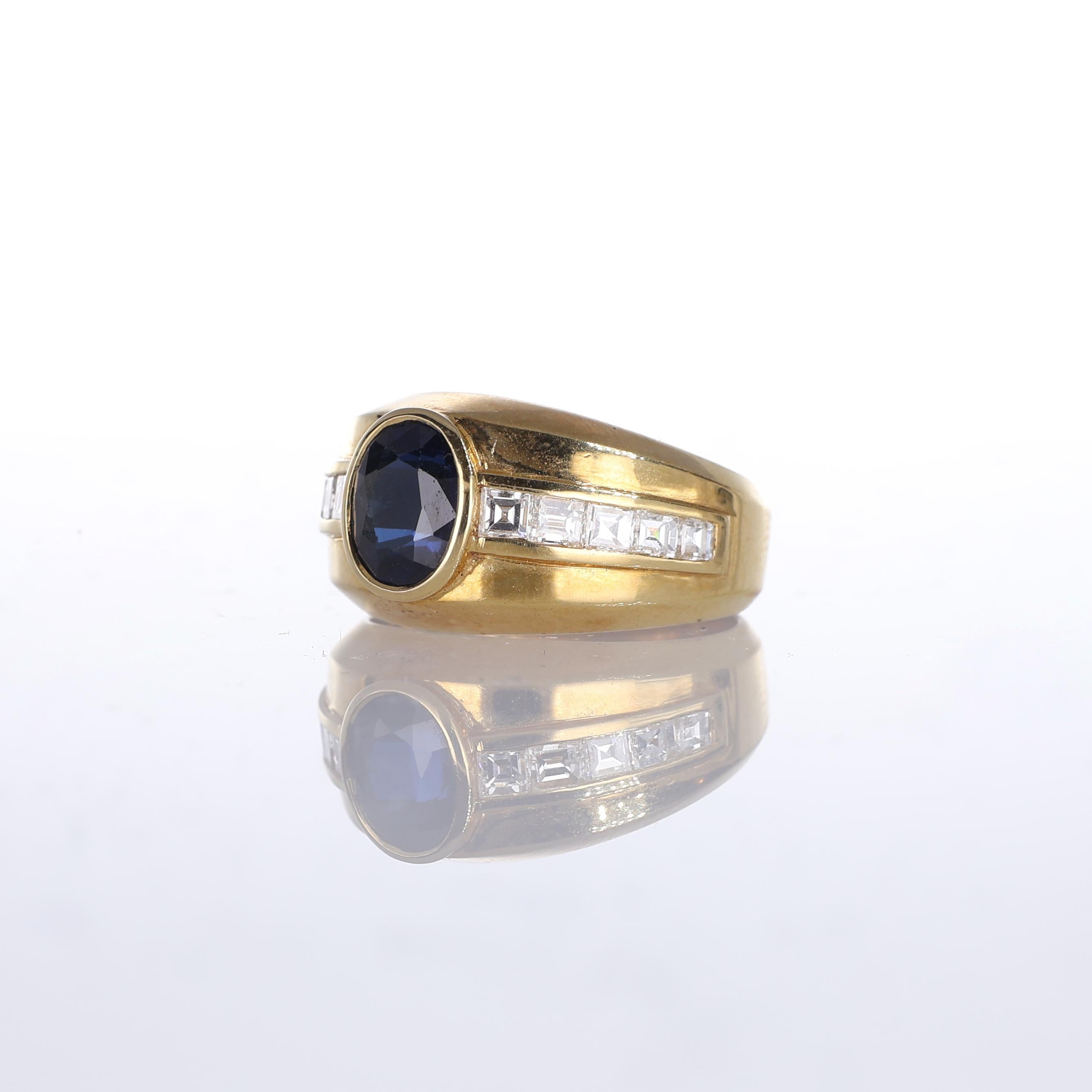 18kt Yellow Gold Band Ring with Oval Sapphire and Baguette Diamonds In New Condition For Sale In Bergamo, BG