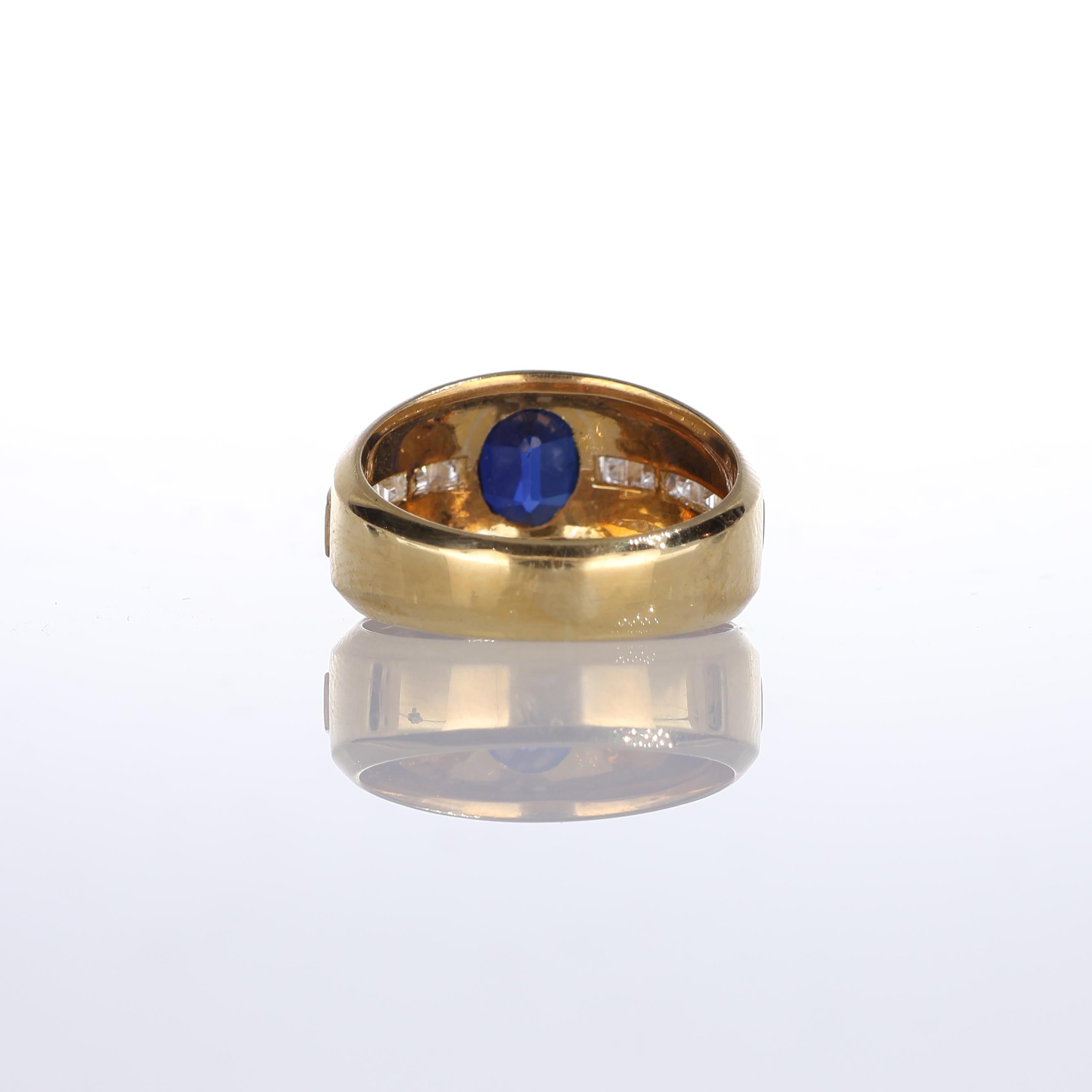 Women's or Men's 18kt Yellow Gold Band Ring with Oval Sapphire and Baguette Diamonds For Sale