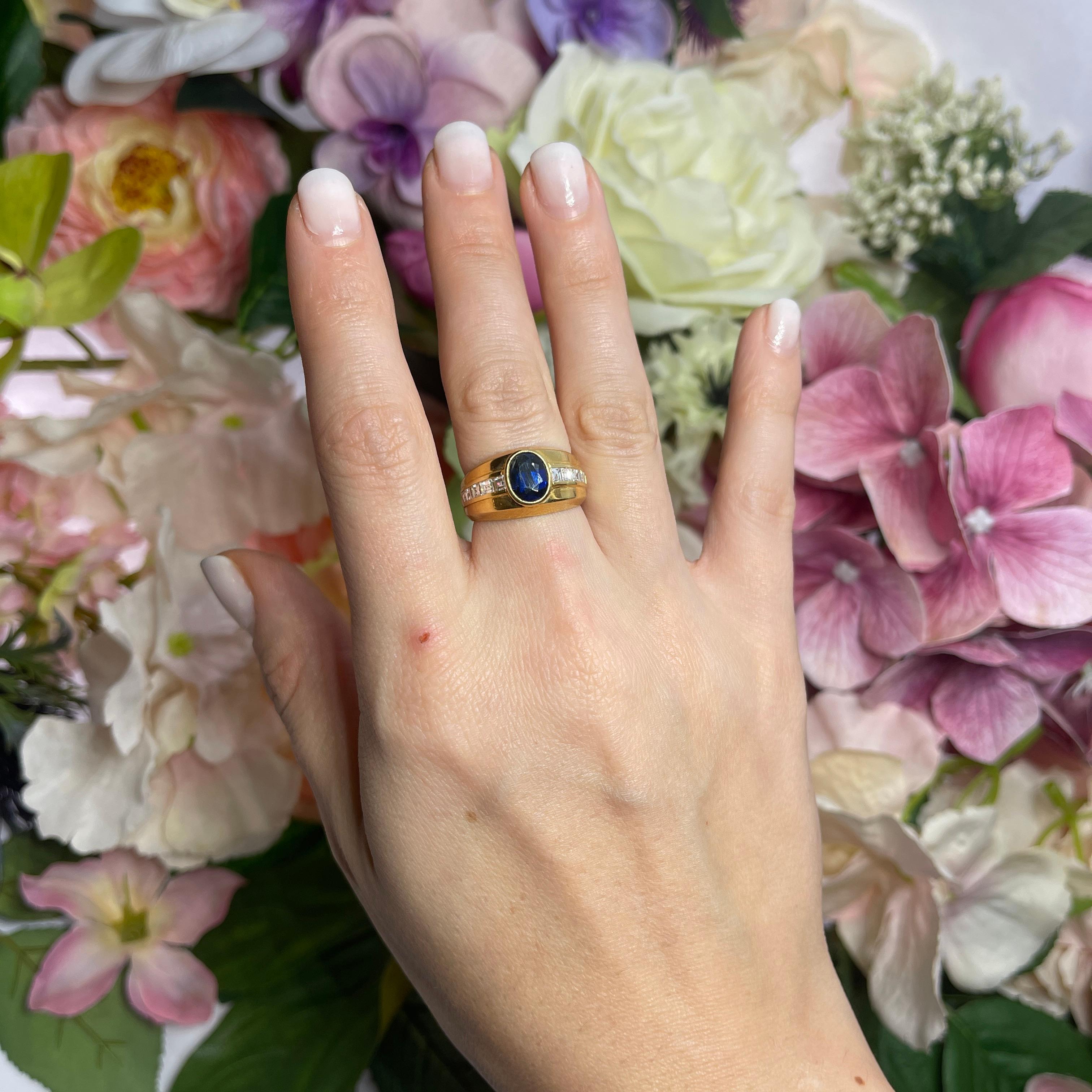 18kt Yellow Gold Band Ring with Oval Sapphire and Baguette Diamonds For Sale 1