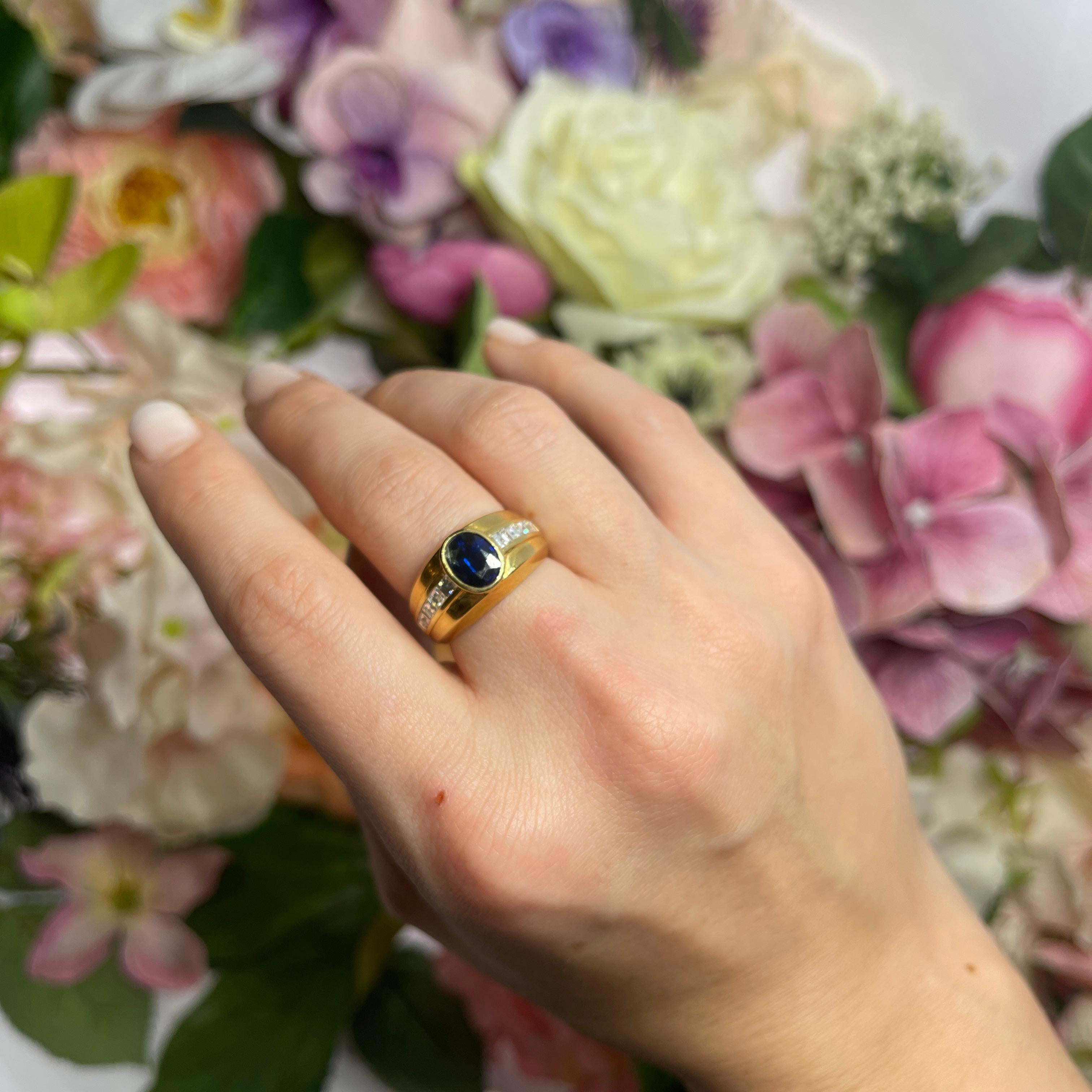 18kt Yellow Gold Band Ring with Oval Sapphire and Baguette Diamonds For Sale 3