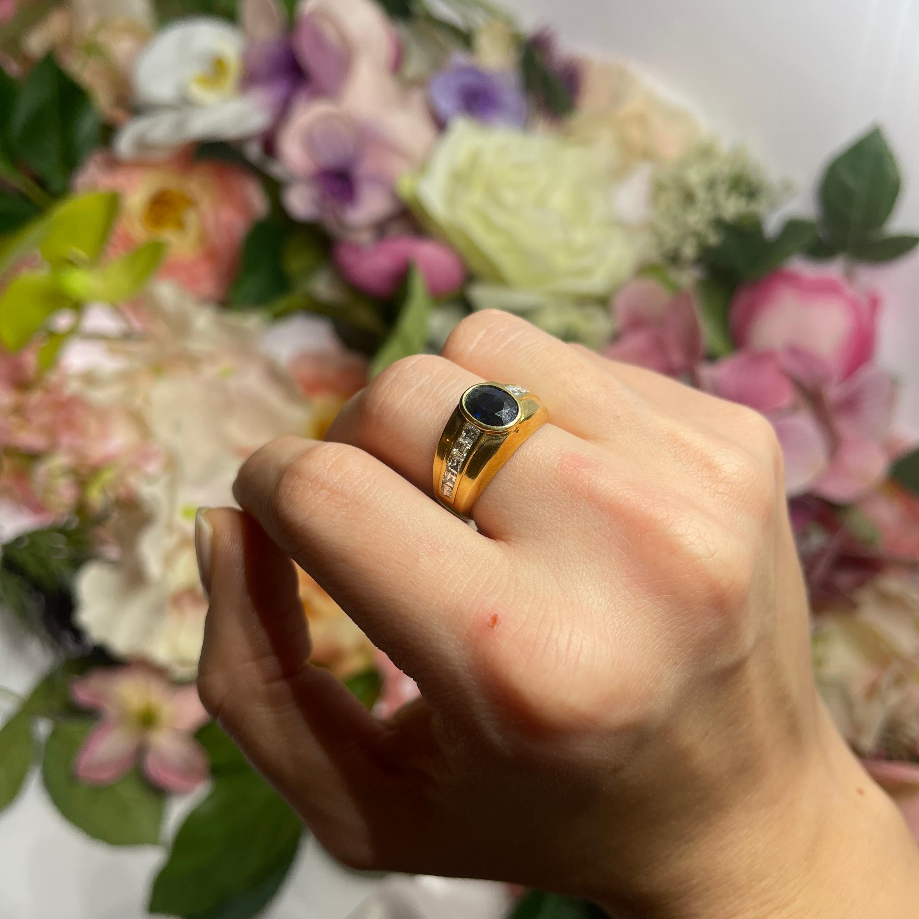 18kt Yellow Gold Band Ring with Oval Sapphire and Baguette Diamonds For Sale 4