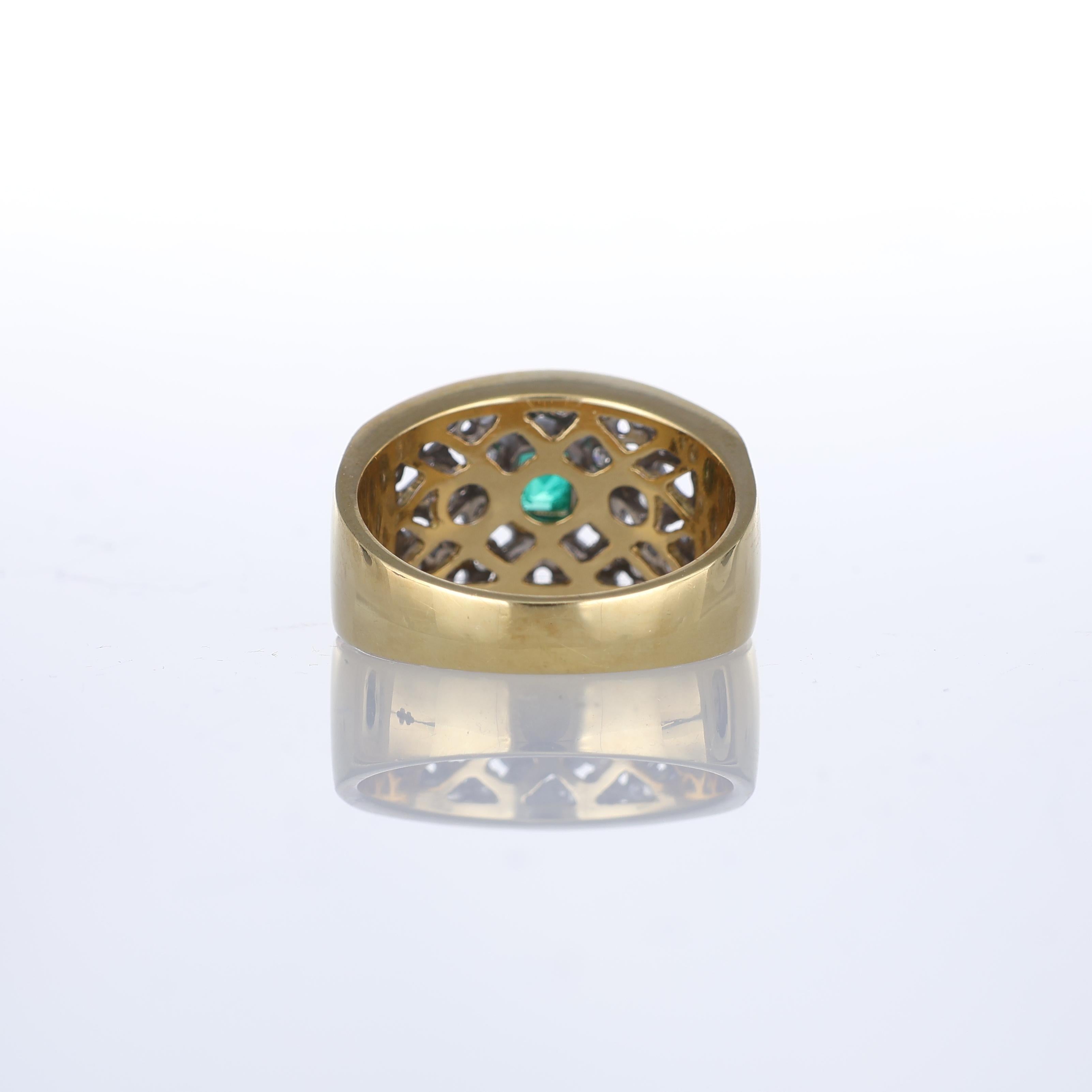 18kt Yellow Gold Band Ring with Rectangular Emerald and Diamonds In New Condition For Sale In Bergamo, BG