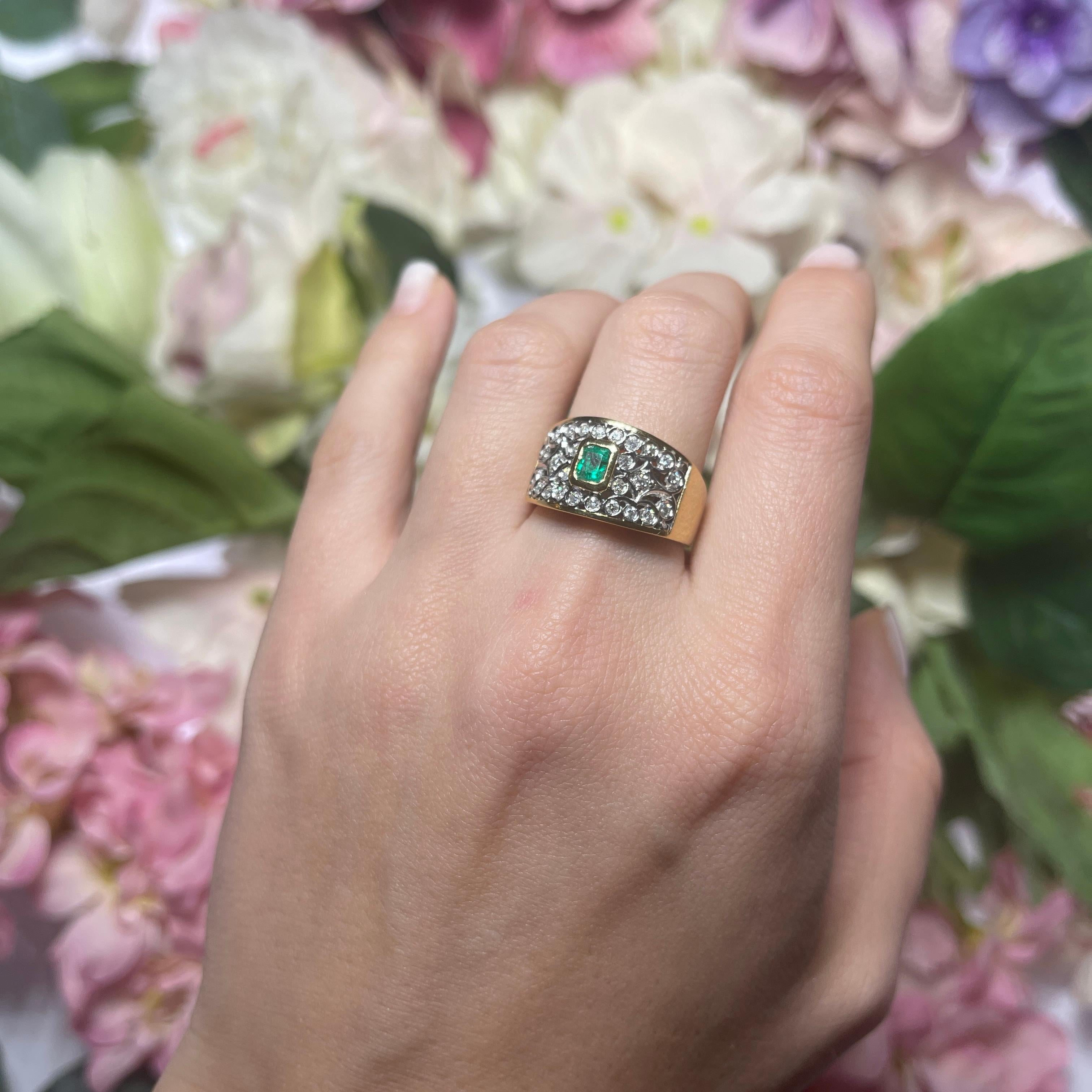 18kt Yellow Gold Band Ring with Rectangular Emerald and Diamonds For Sale 1