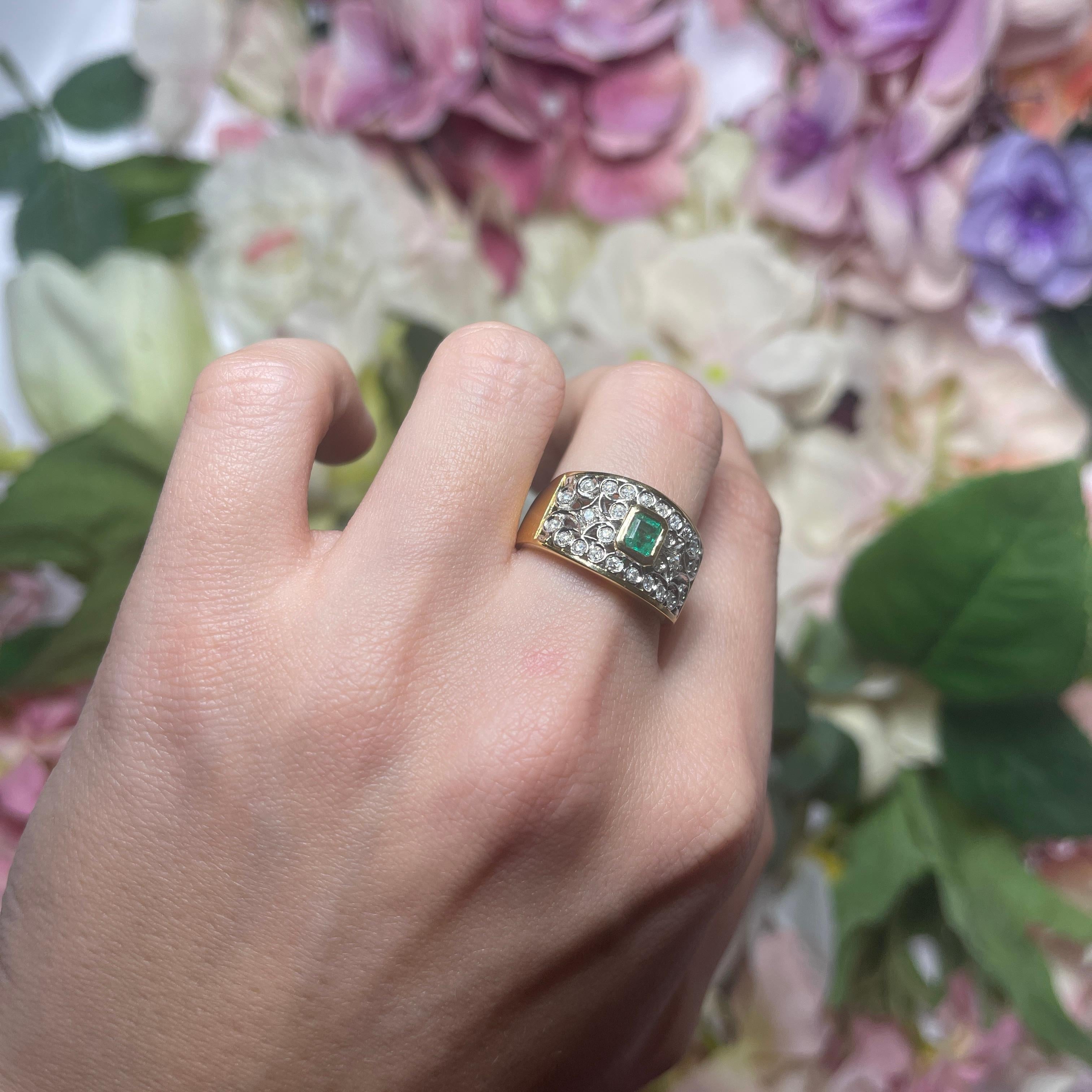 18kt Yellow Gold Band Ring with Rectangular Emerald and Diamonds For Sale 2