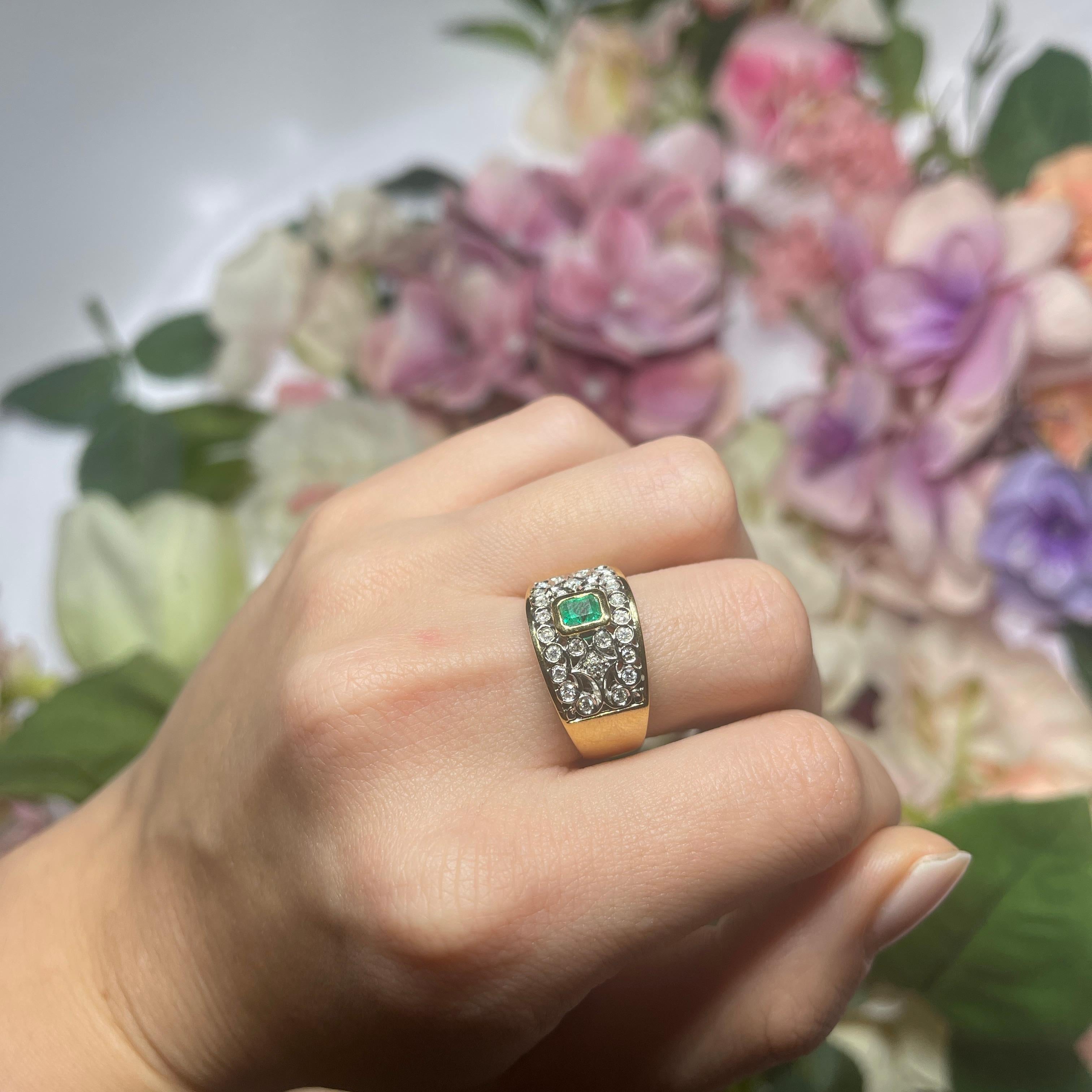 18kt Yellow Gold Band Ring with Rectangular Emerald and Diamonds For Sale 3