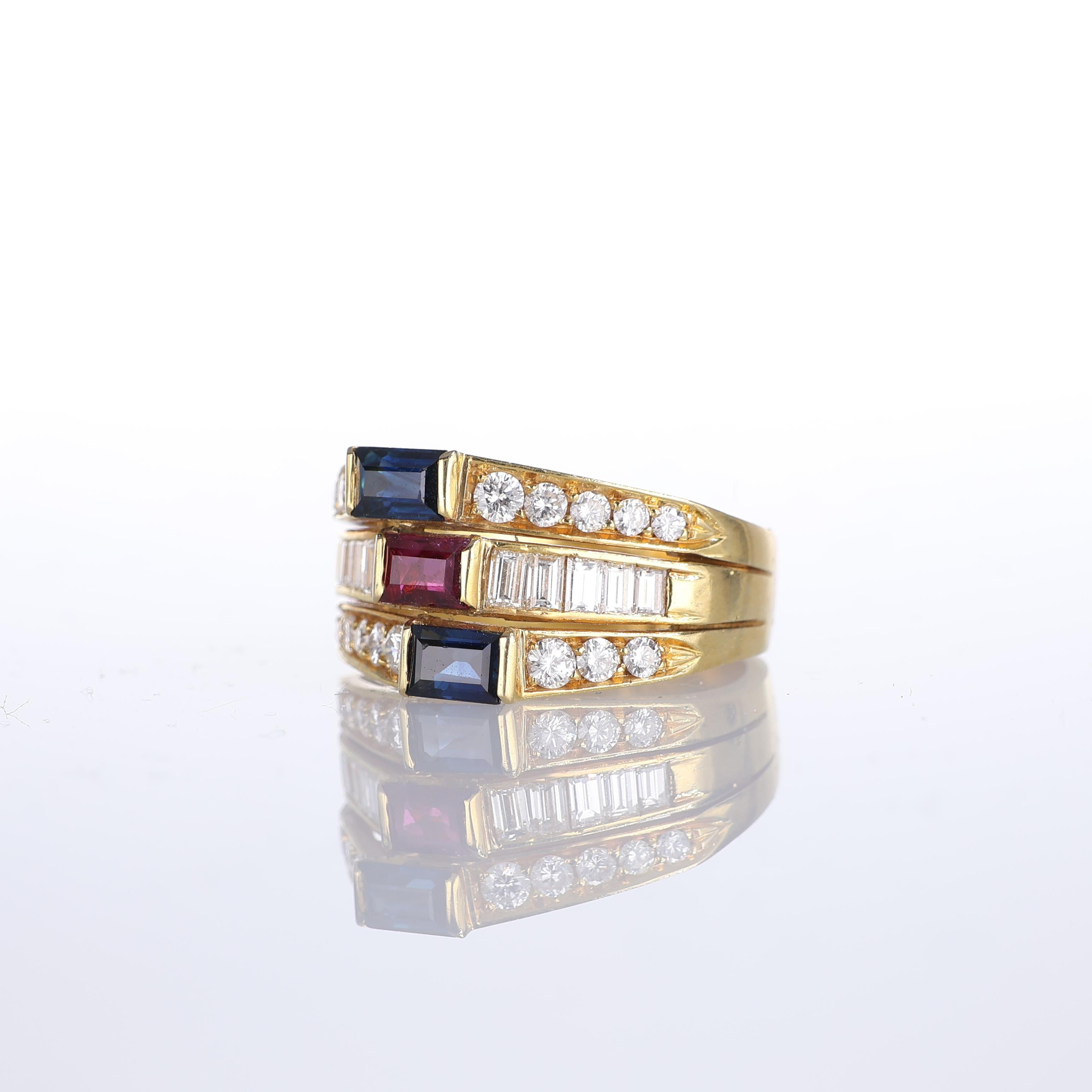 18kt Yellow Gold Band Ring with Ruby, Sapphires, and Diamond Pavé In New Condition For Sale In Bergamo, BG