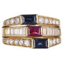 Anillo de oro amarillo de 18 quilates con pavé de rubíes, zafiros y diamantes