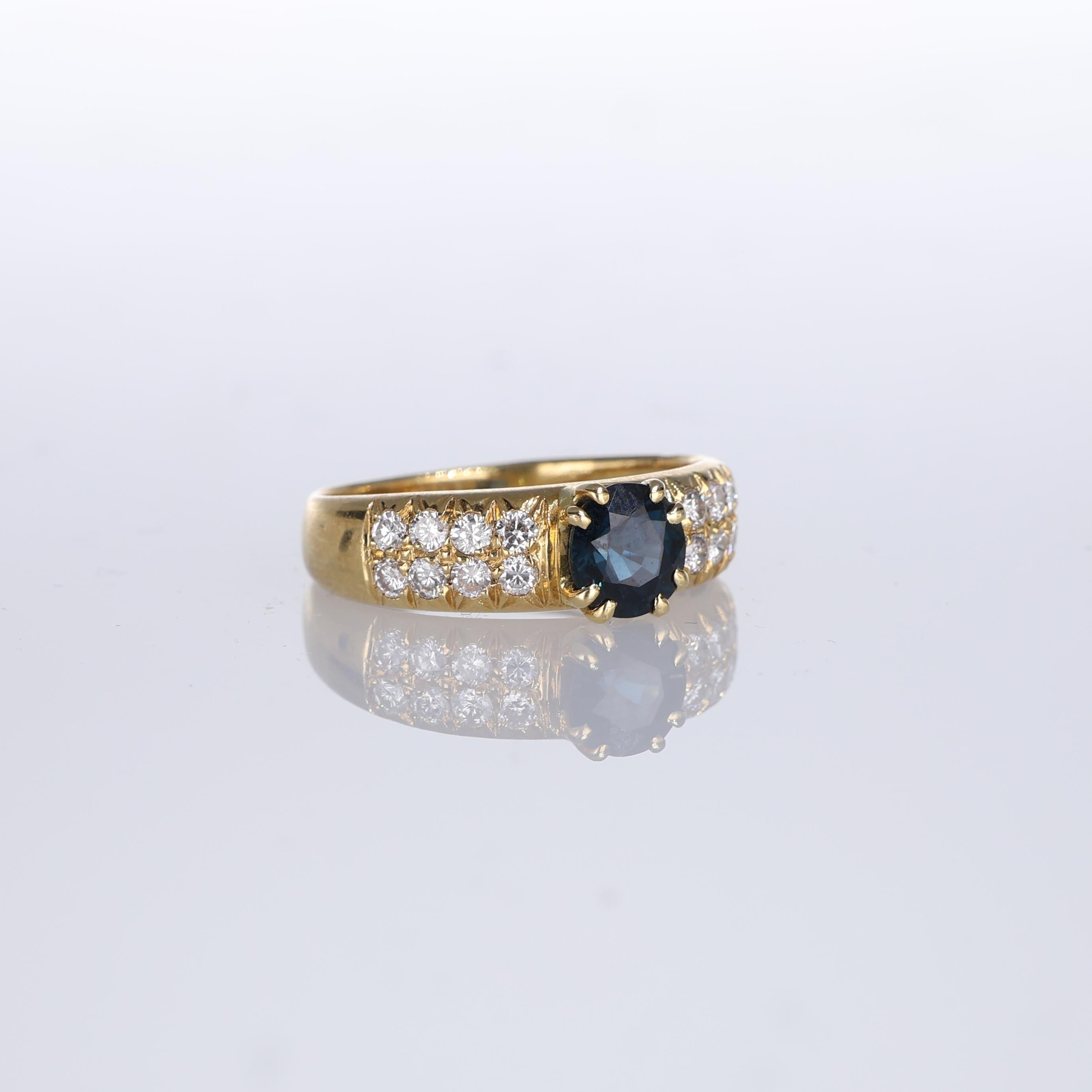 Brilliant Cut 18kt Yellow Gold Band Ring with Sapphire and Diamond Pavé For Sale