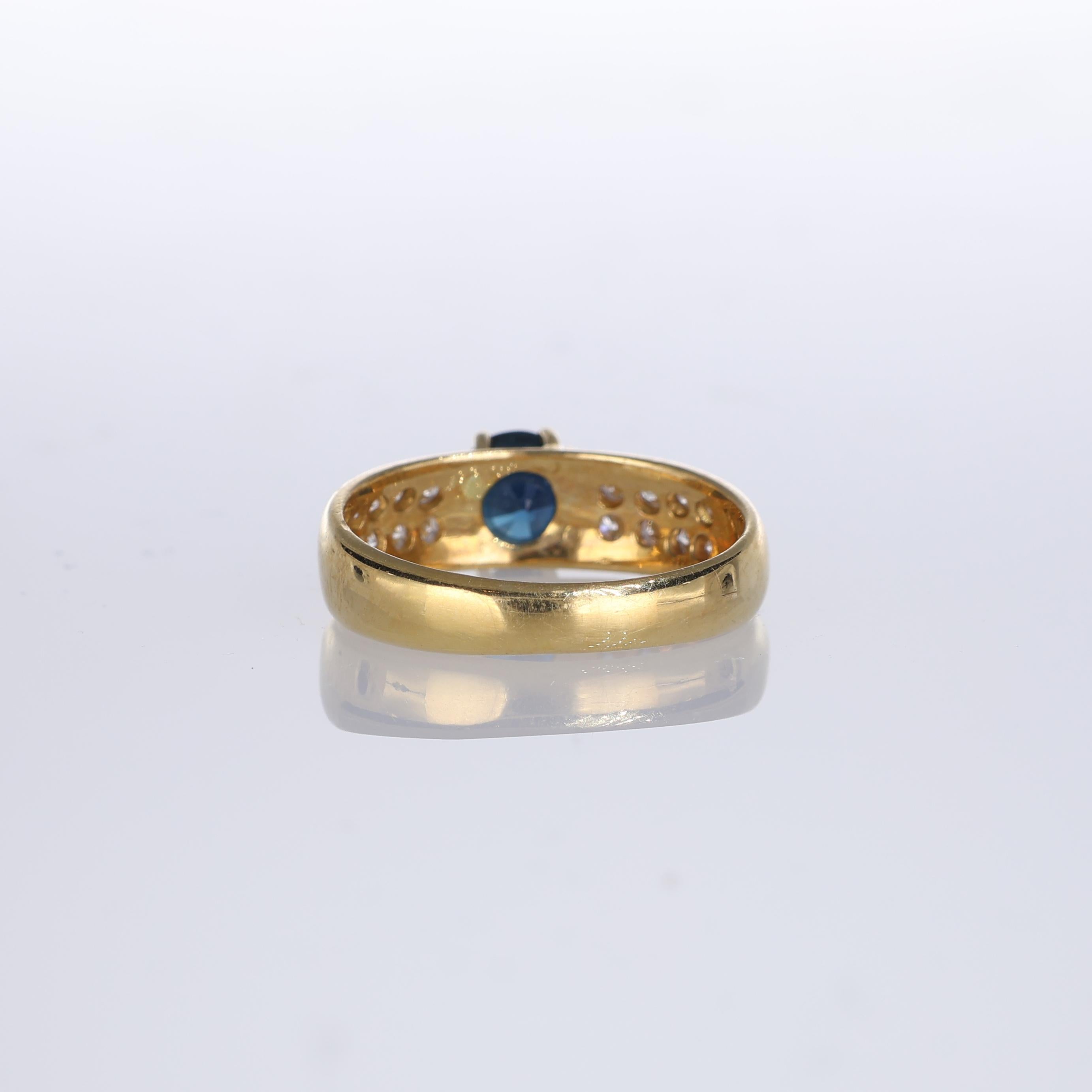 Women's or Men's 18kt Yellow Gold Band Ring with Sapphire and Diamond Pavé For Sale