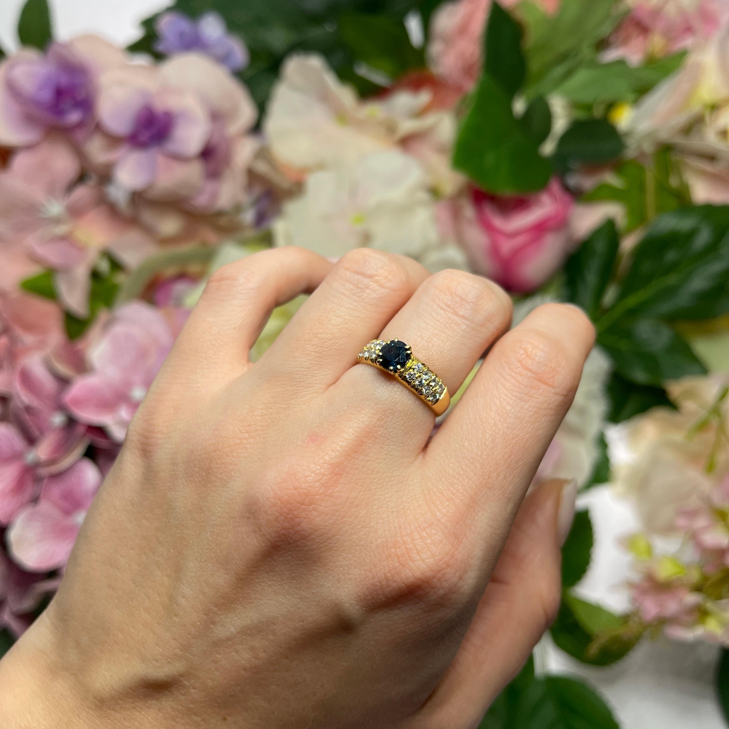 18kt Yellow Gold Band Ring with Sapphire and Diamond Pavé For Sale 2