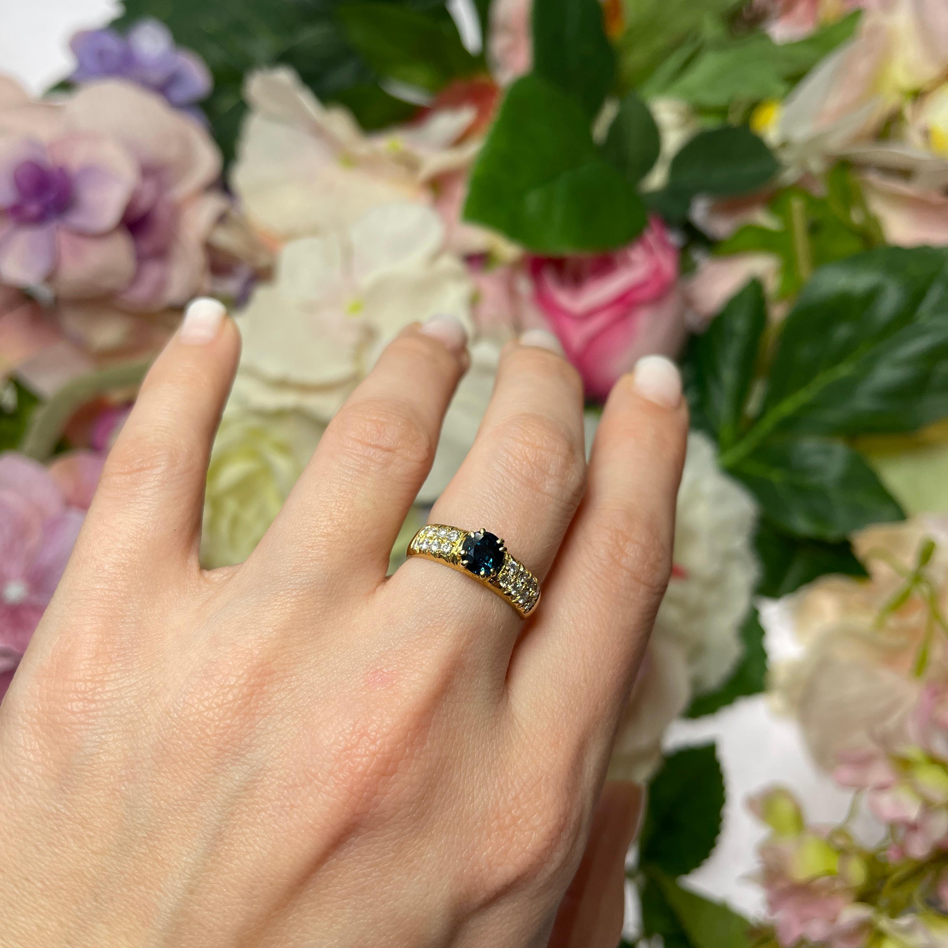 18kt Yellow Gold Band Ring with Sapphire and Diamond Pavé For Sale 3
