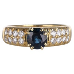 Anello a fascia in oro giallo 18kt con zaffiro e pavé di diamanti