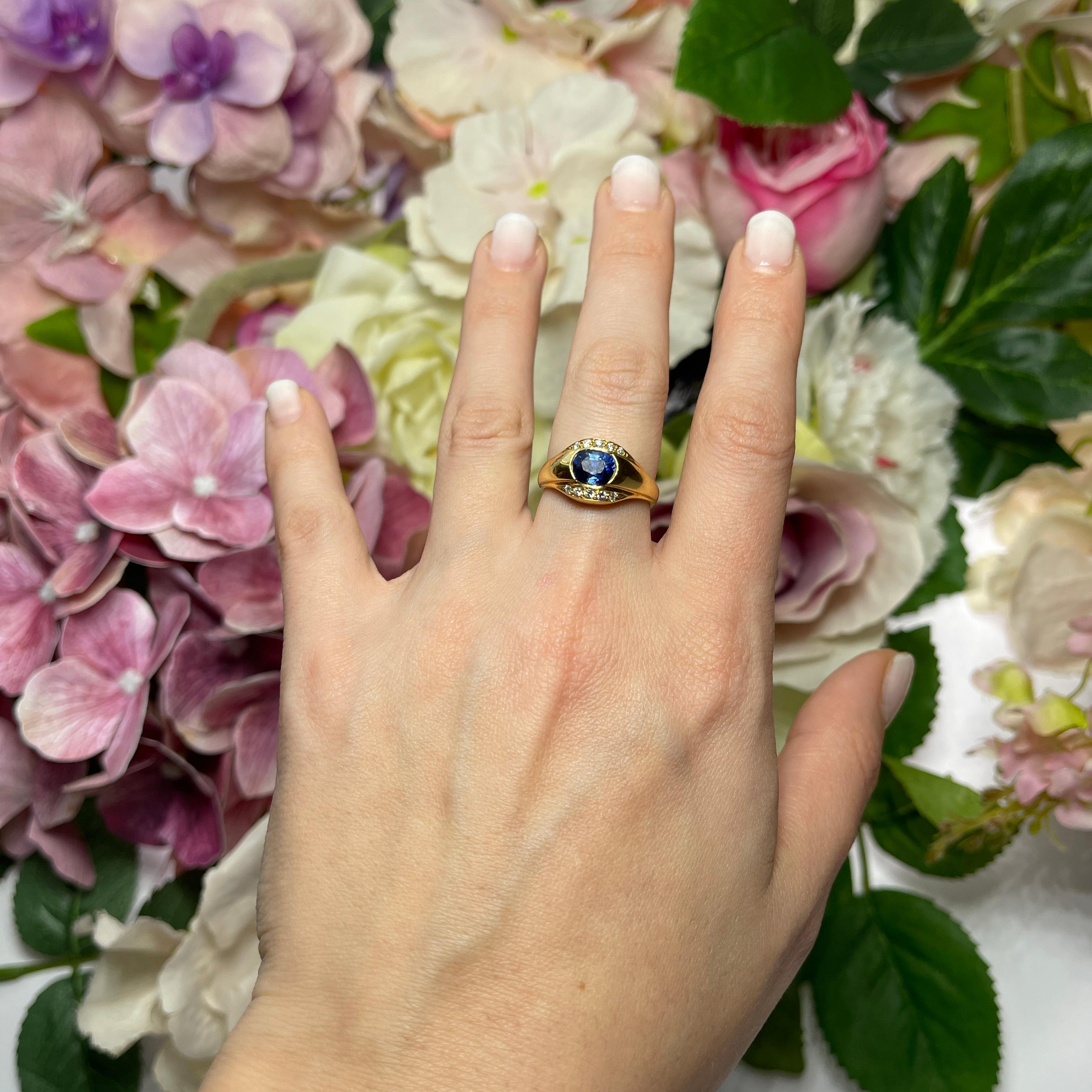 18kt Yellow Gold Band Ring with Sapphire and Diamonds For Sale 1