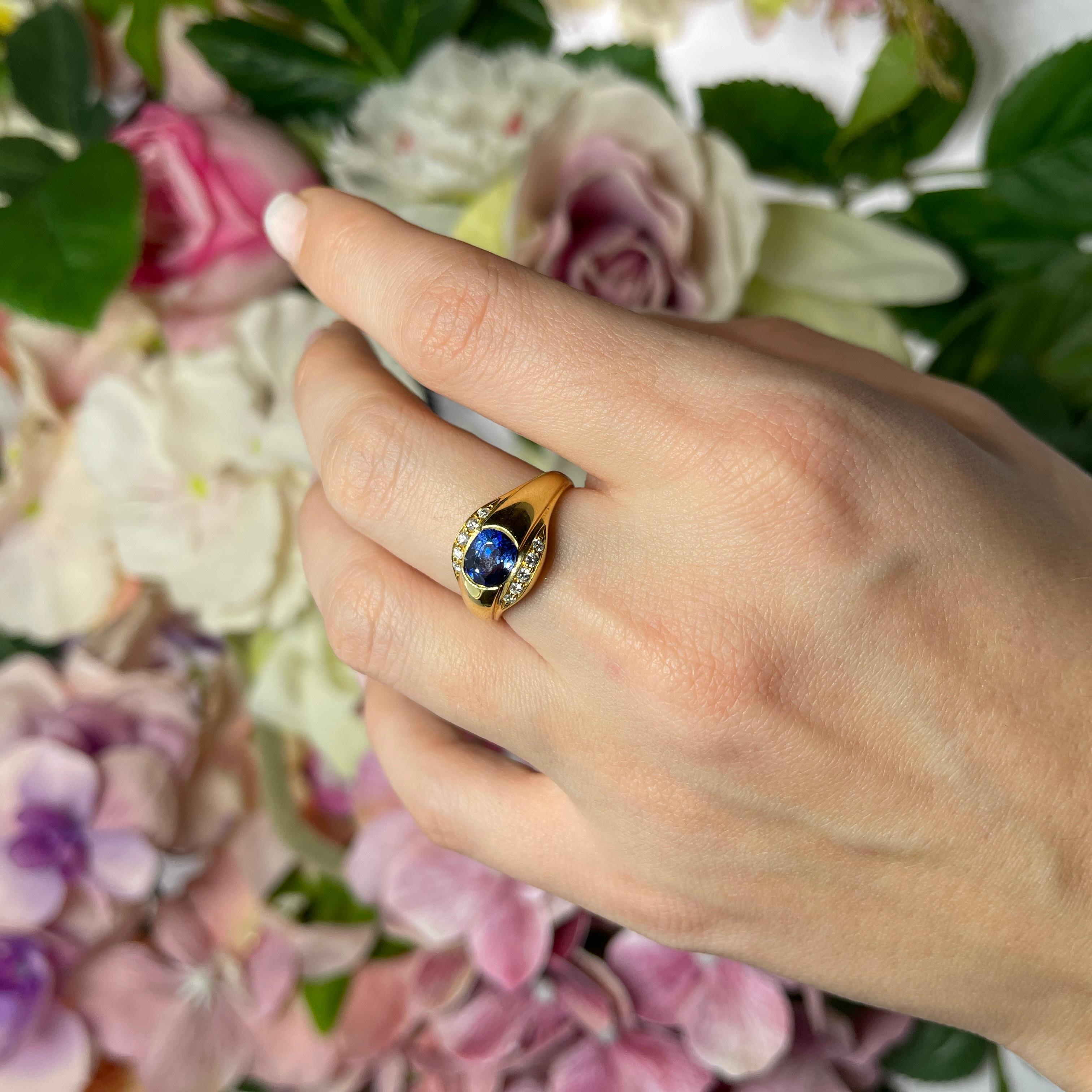 18kt Yellow Gold Band Ring with Sapphire and Diamonds For Sale 2