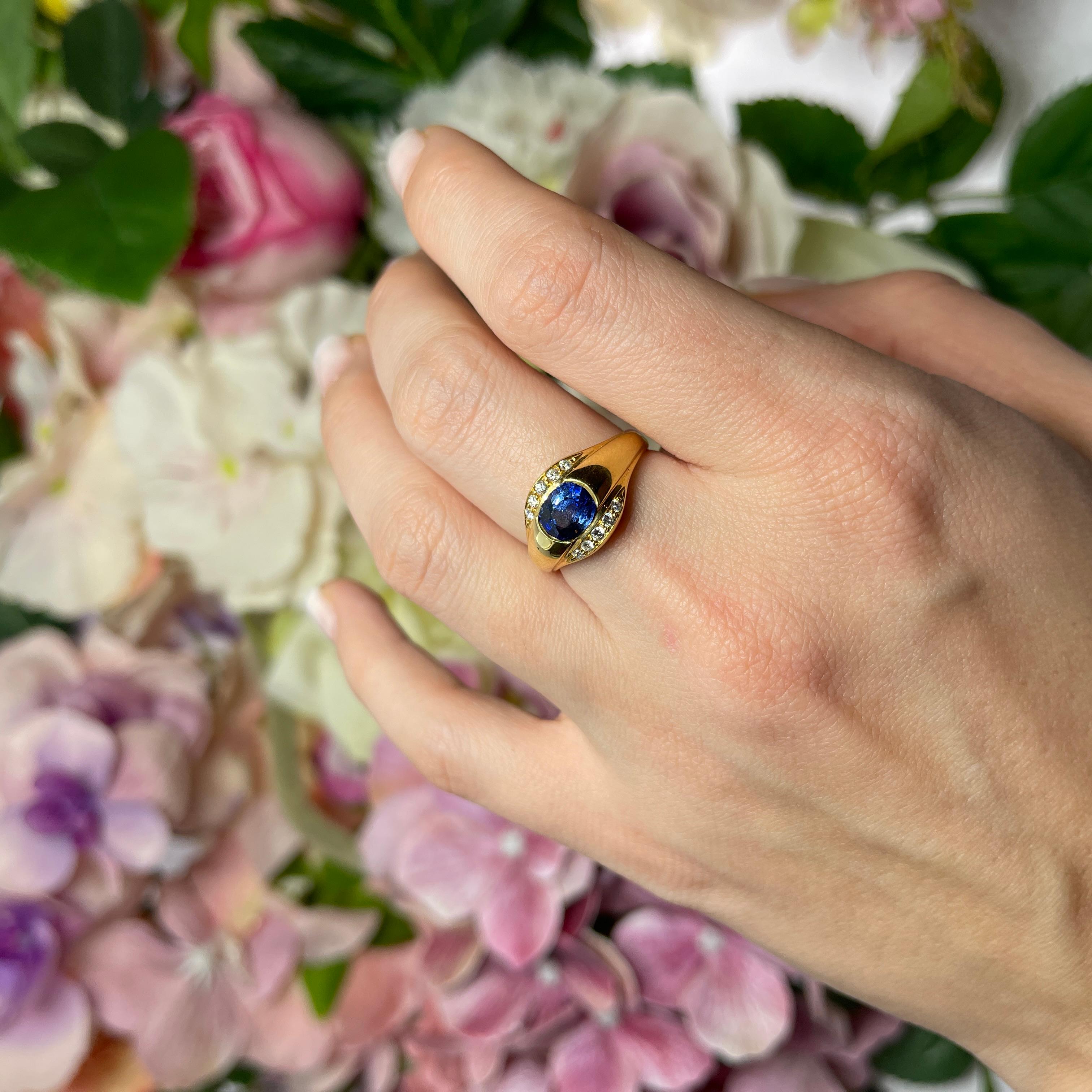18kt Yellow Gold Band Ring with Sapphire and Diamonds For Sale 3