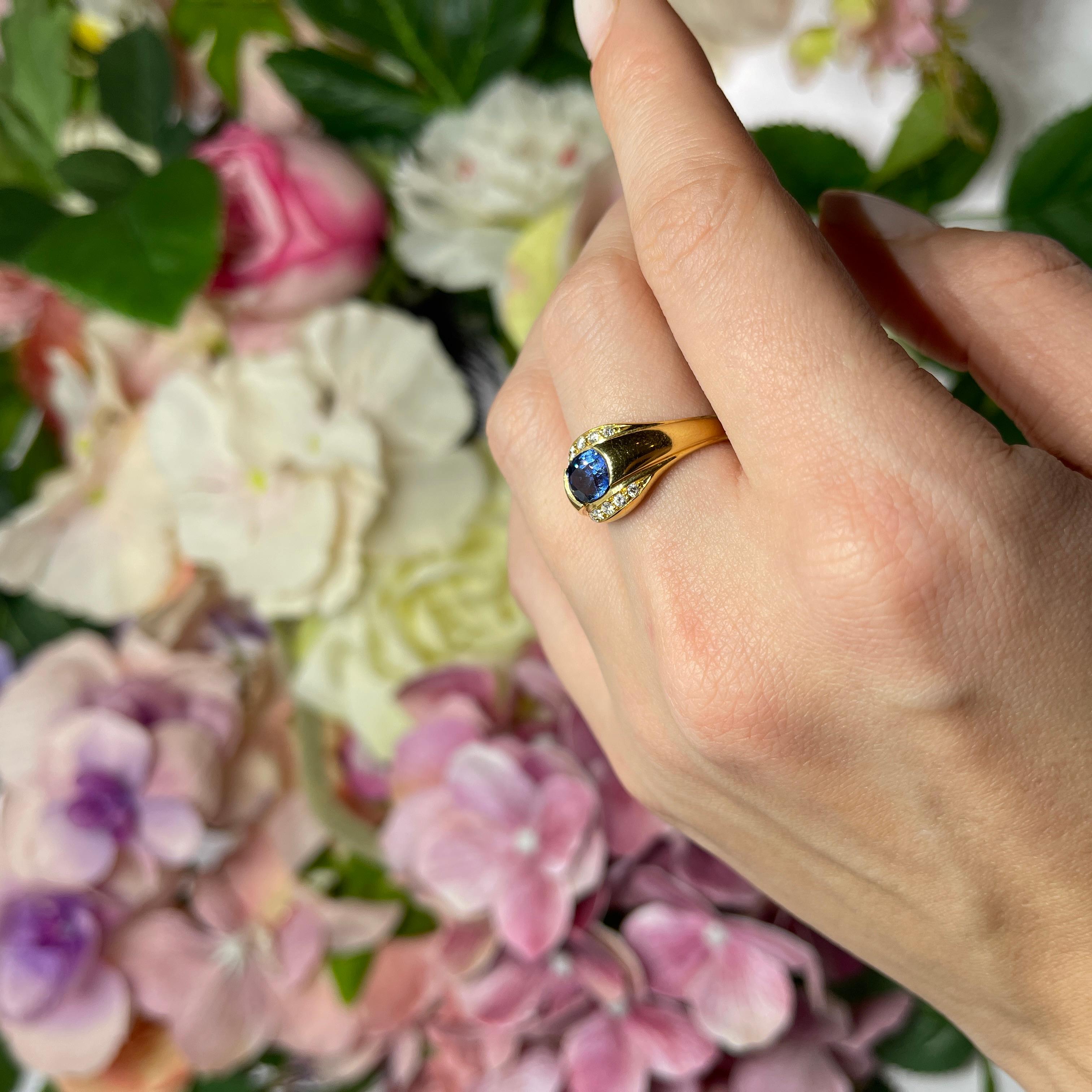 18kt Yellow Gold Band Ring with Sapphire and Diamonds For Sale 4