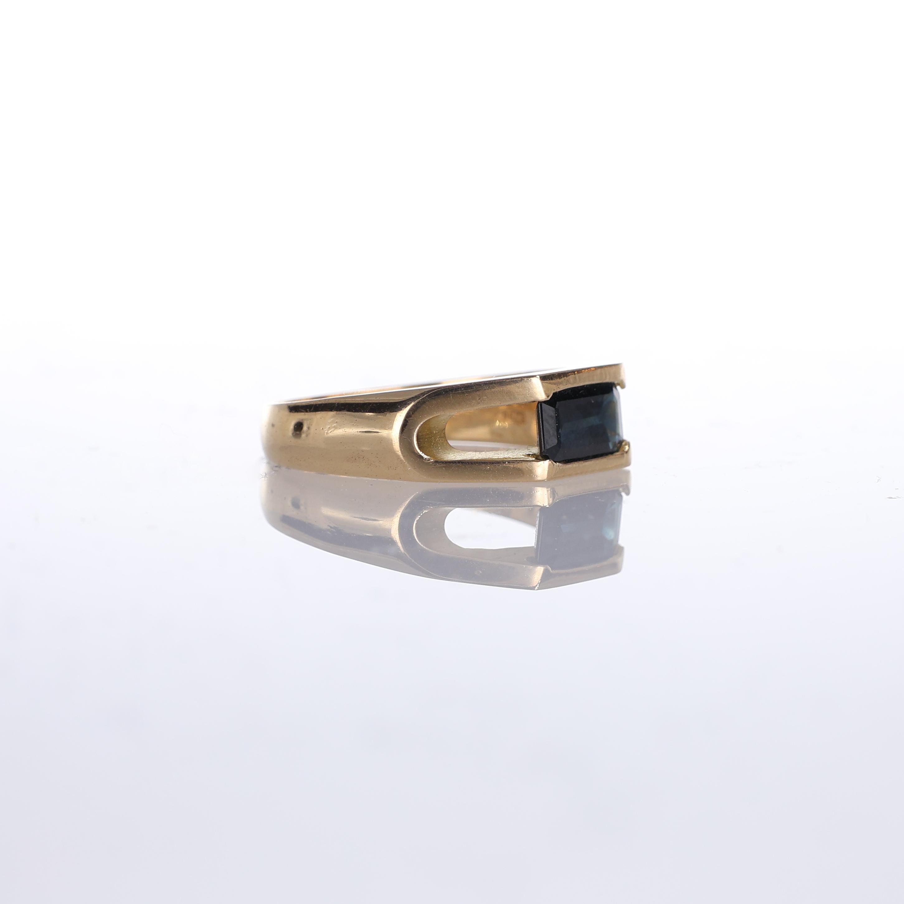 Brilliant Cut 18kt Yellow Gold Band Ring with Square-Cut Sapphire For Sale