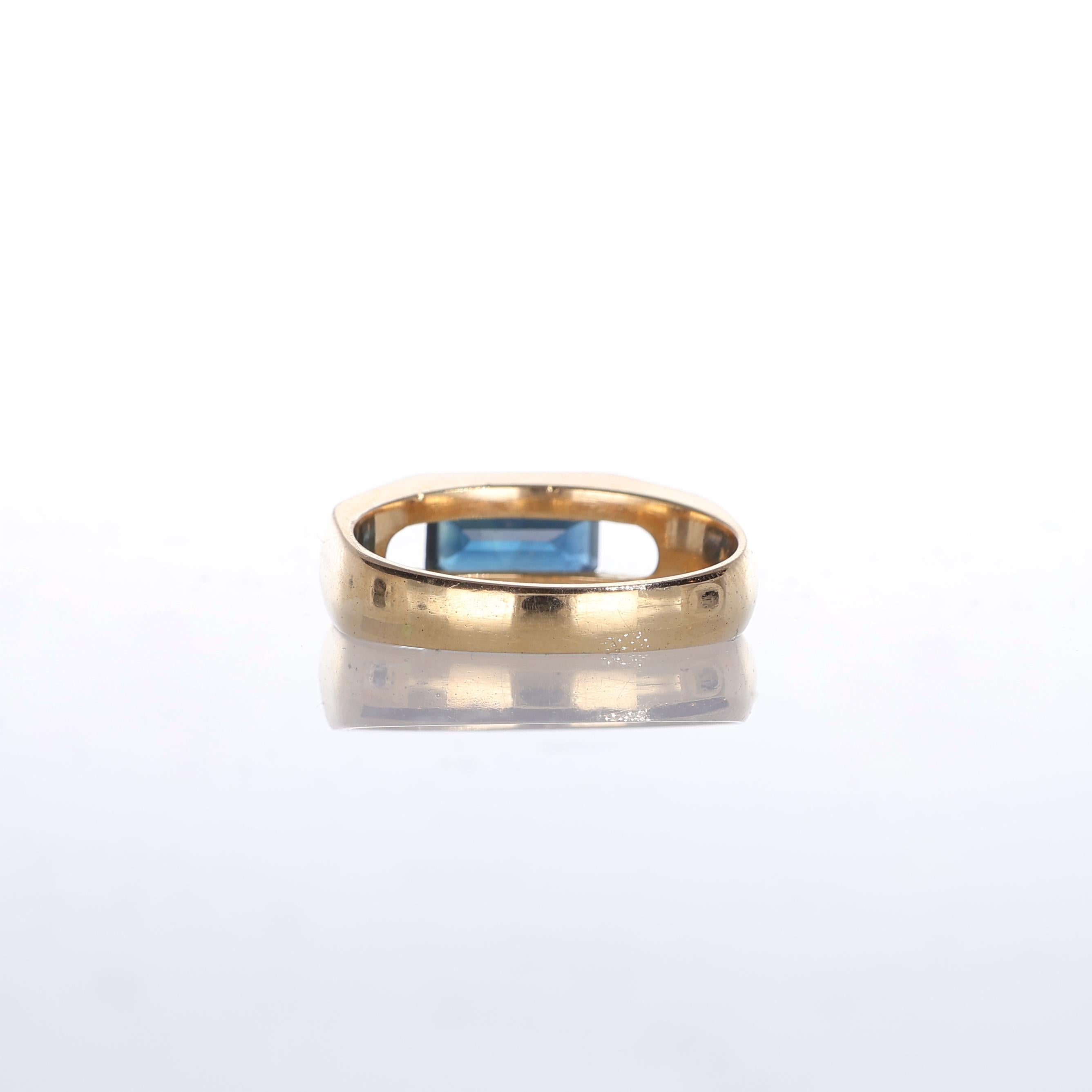 Women's or Men's 18kt Yellow Gold Band Ring with Square-Cut Sapphire For Sale