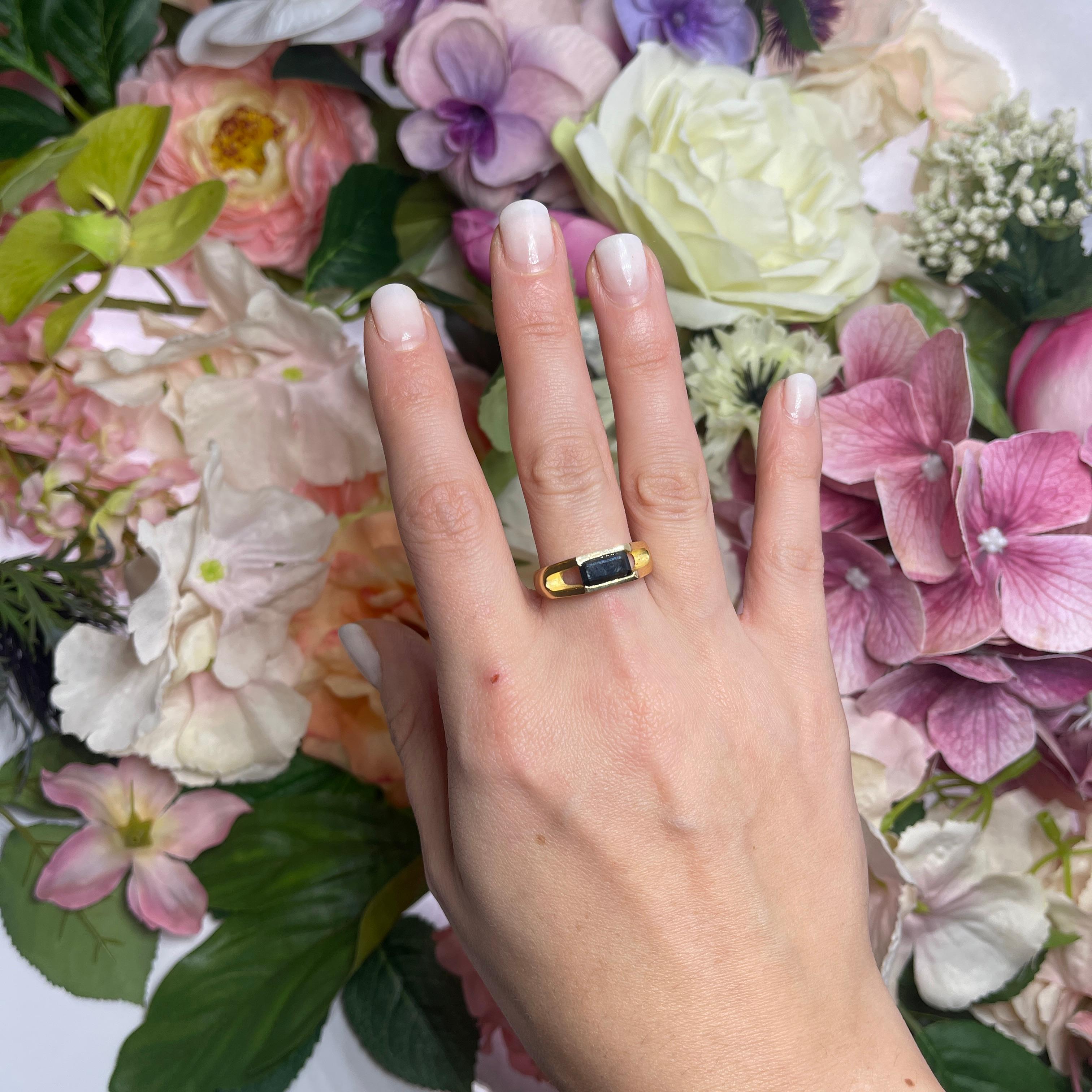18kt Yellow Gold Band Ring with Square-Cut Sapphire For Sale 1