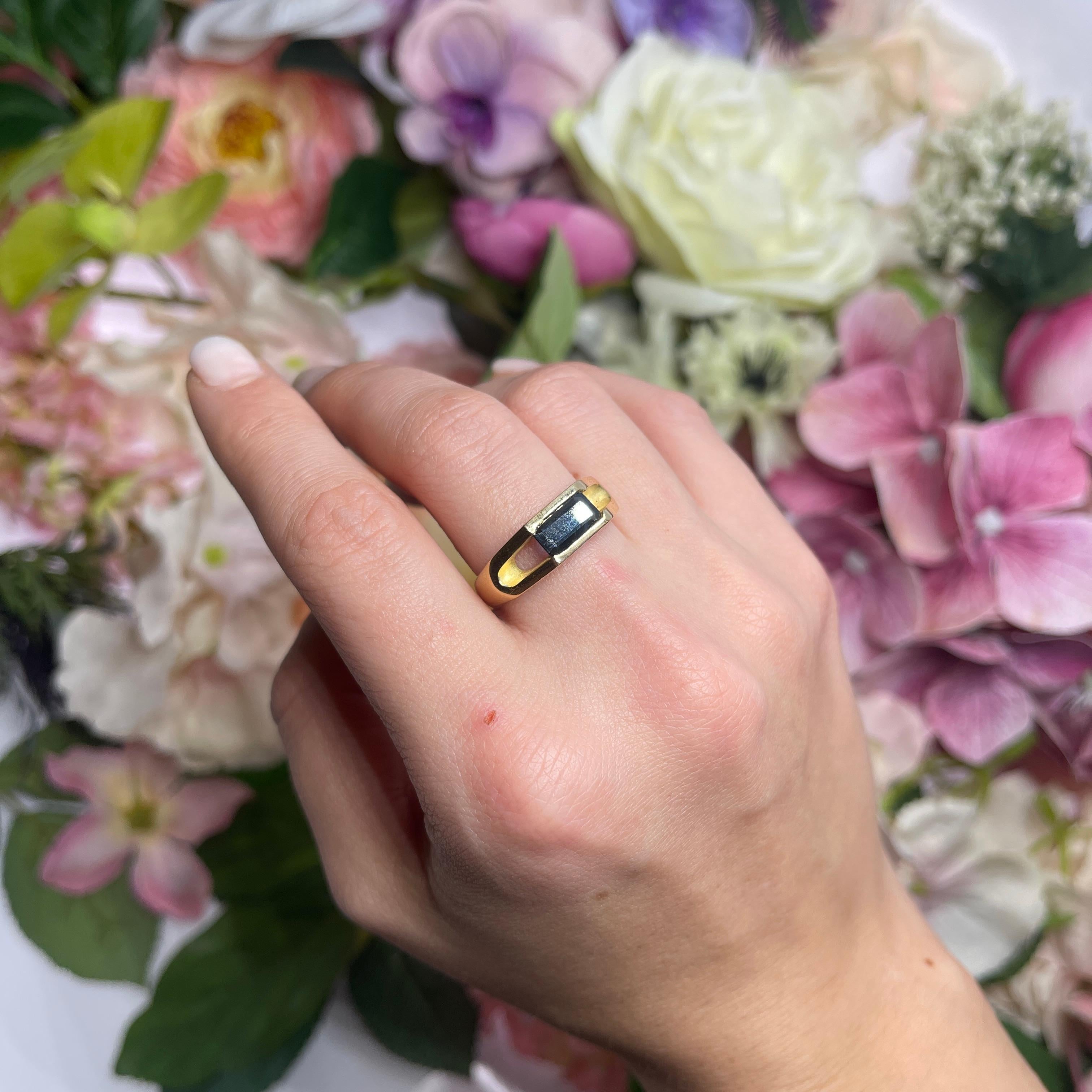 18kt Yellow Gold Band Ring with Square-Cut Sapphire For Sale 2