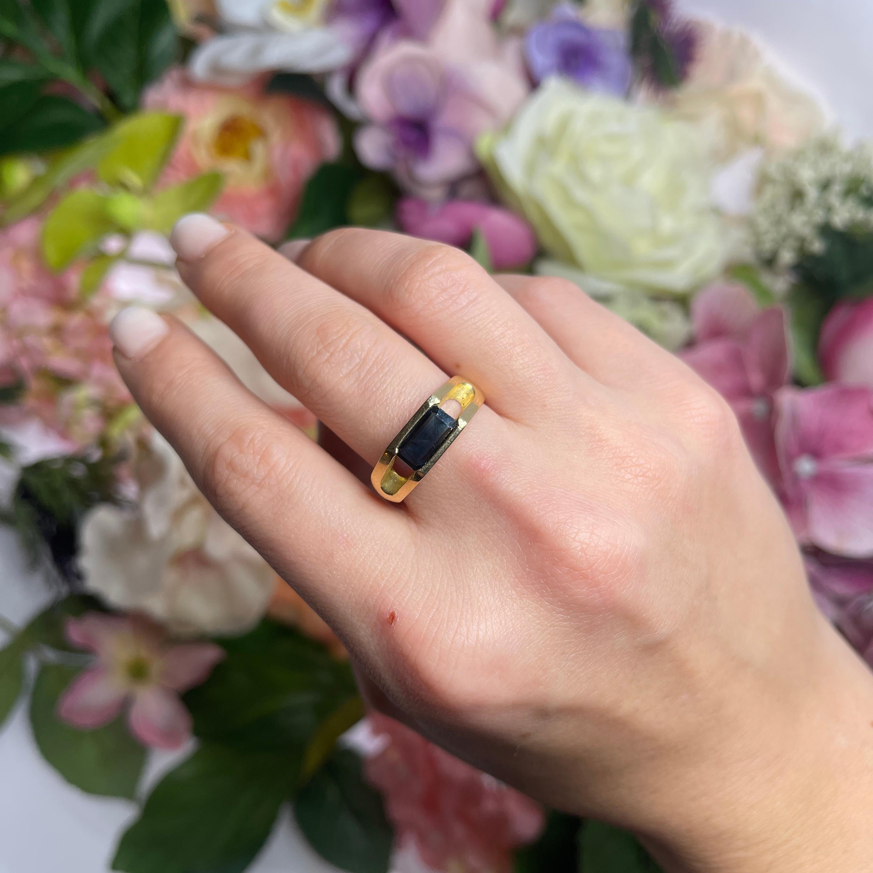 18kt Yellow Gold Band Ring with Square-Cut Sapphire For Sale 3