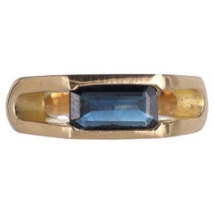 Anillo de oro amarillo de 18 quilates con zafiro talla cuadrada