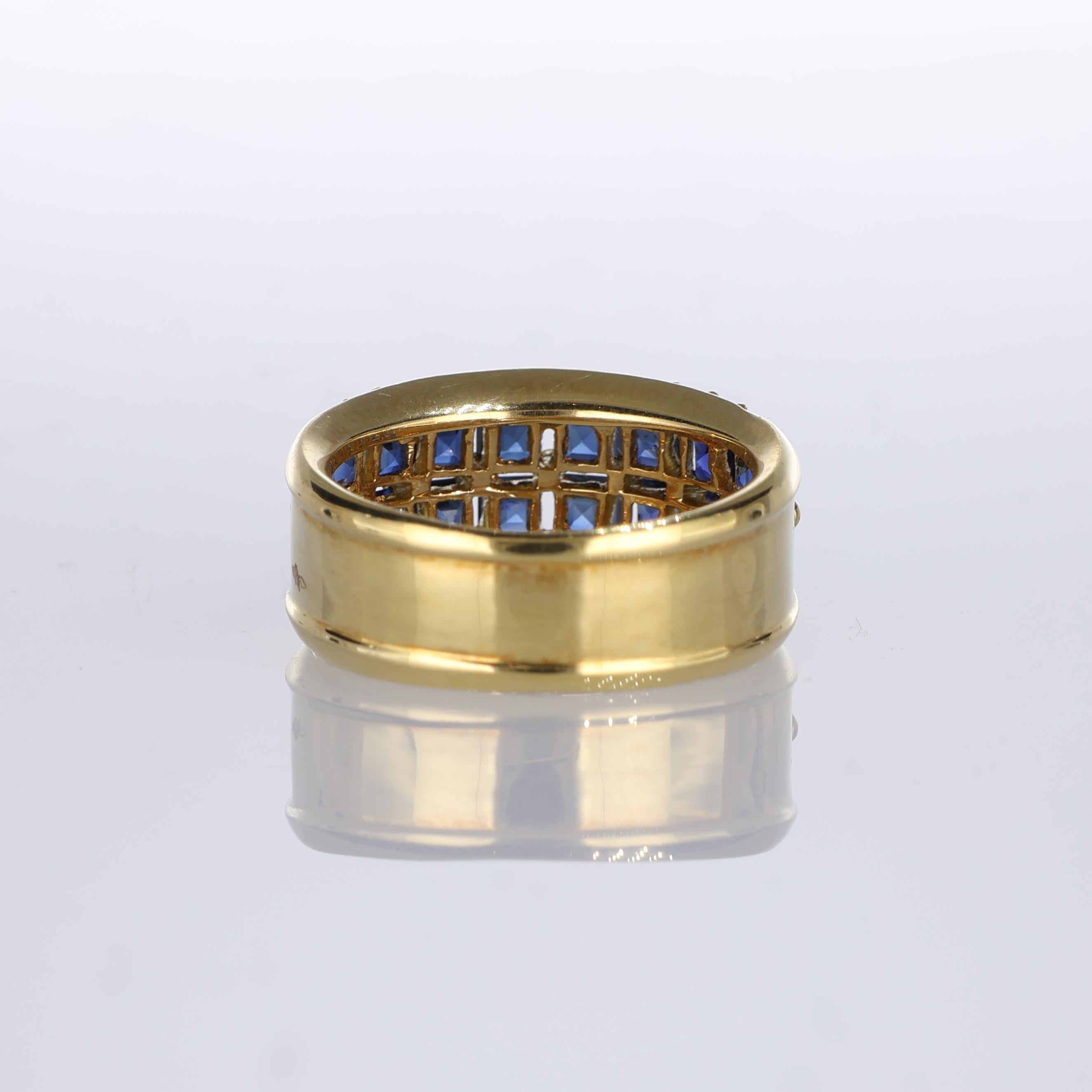 18kt Yellow Gold Band Ring with Square Sapphires and Diamonds In New Condition For Sale In Bergamo, BG