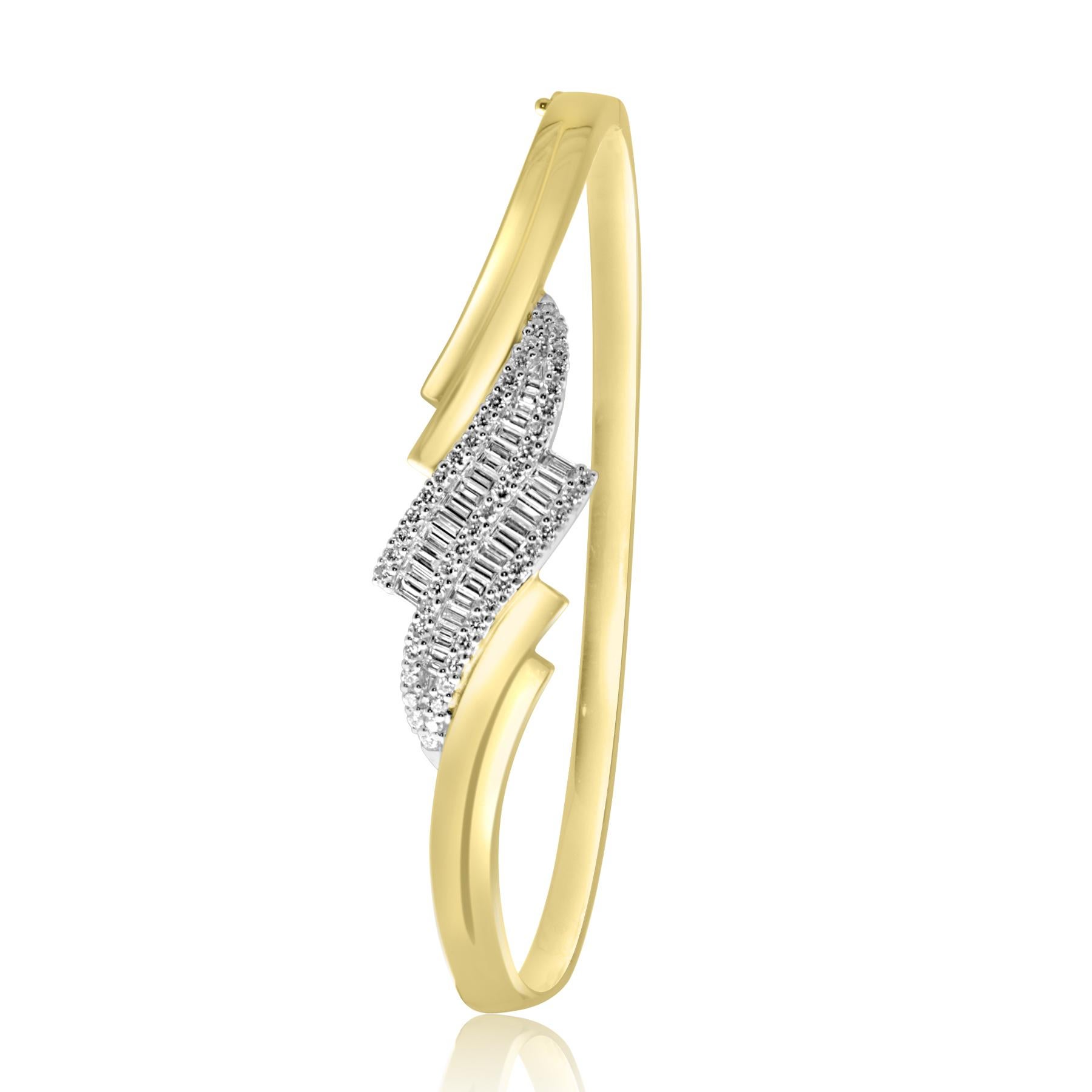 Contemporary 18 Karat Gold Bangle Bracelet Set with Brilliant and Baguette Cut Diamonds For Sale