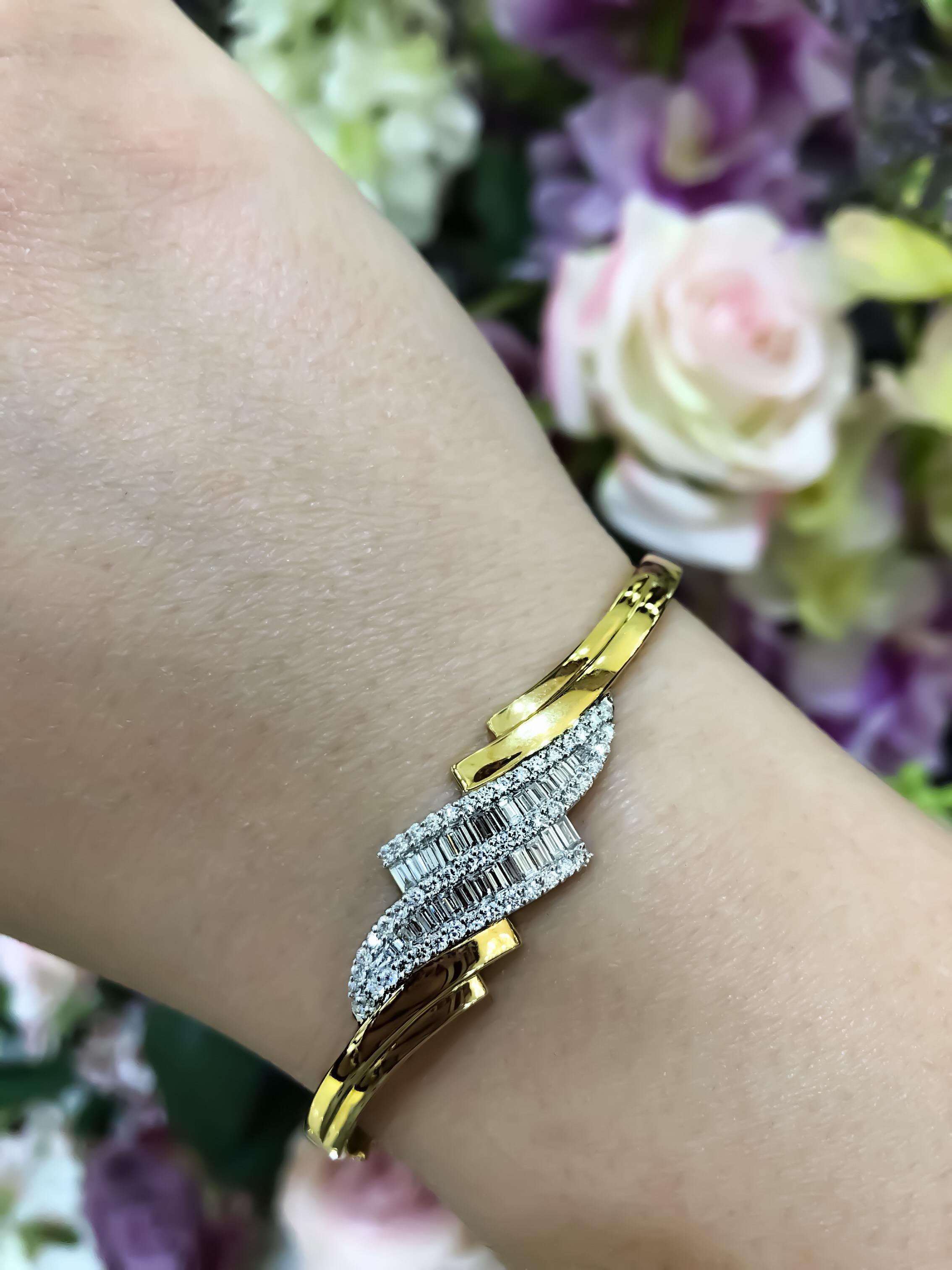Women's 18 Karat Gold Bangle Bracelet Set with Brilliant and Baguette Cut Diamonds For Sale