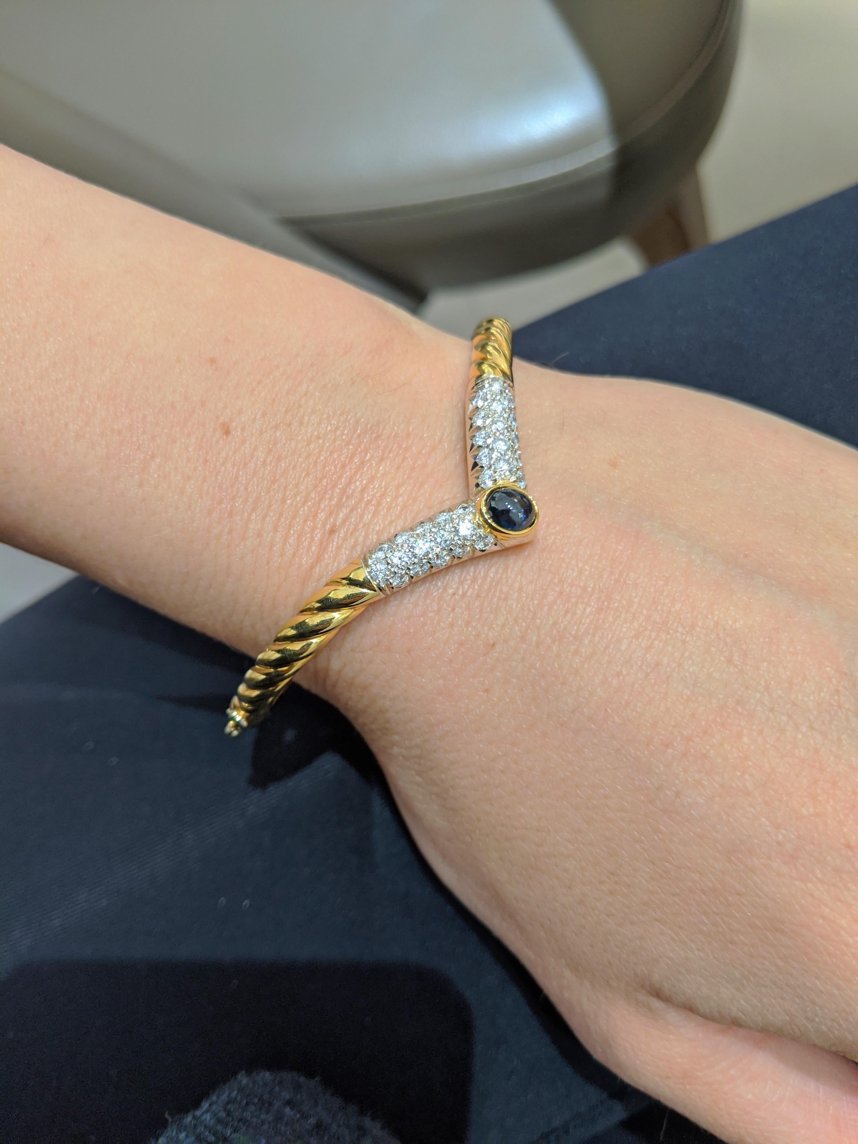 Taille ovale Bracelet jonc en or jaune 18 carats avec 1,26 carat. Diamants et 1,Ct. Cabochon de saphir en vente