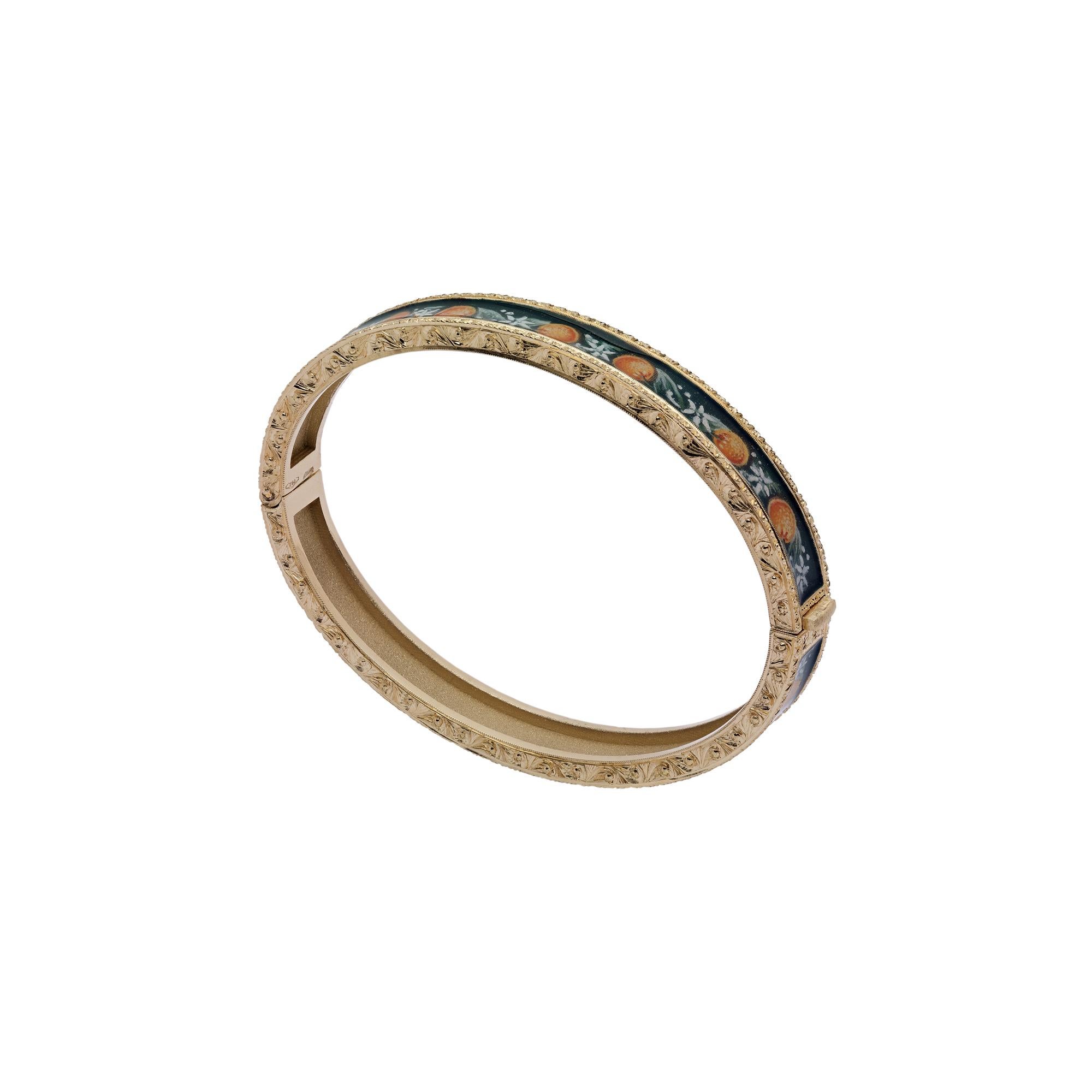 18kt yellow gold bangle, engraved painted in miniature and enamelled by hand In New Condition For Sale In Firenze, FI
