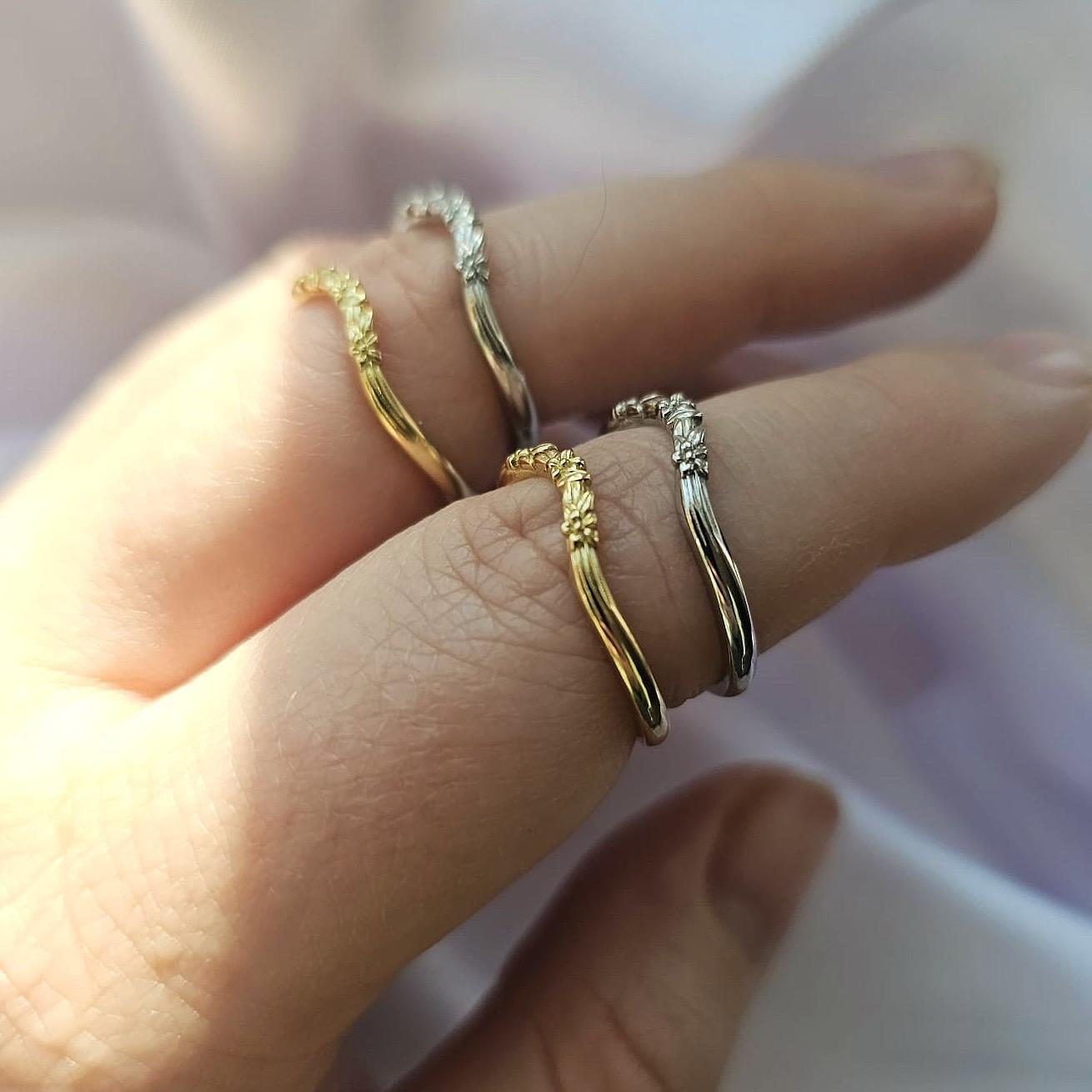 En vente :  Anneau de mariage 'Blossom Wave' en or jaune 18kt 5