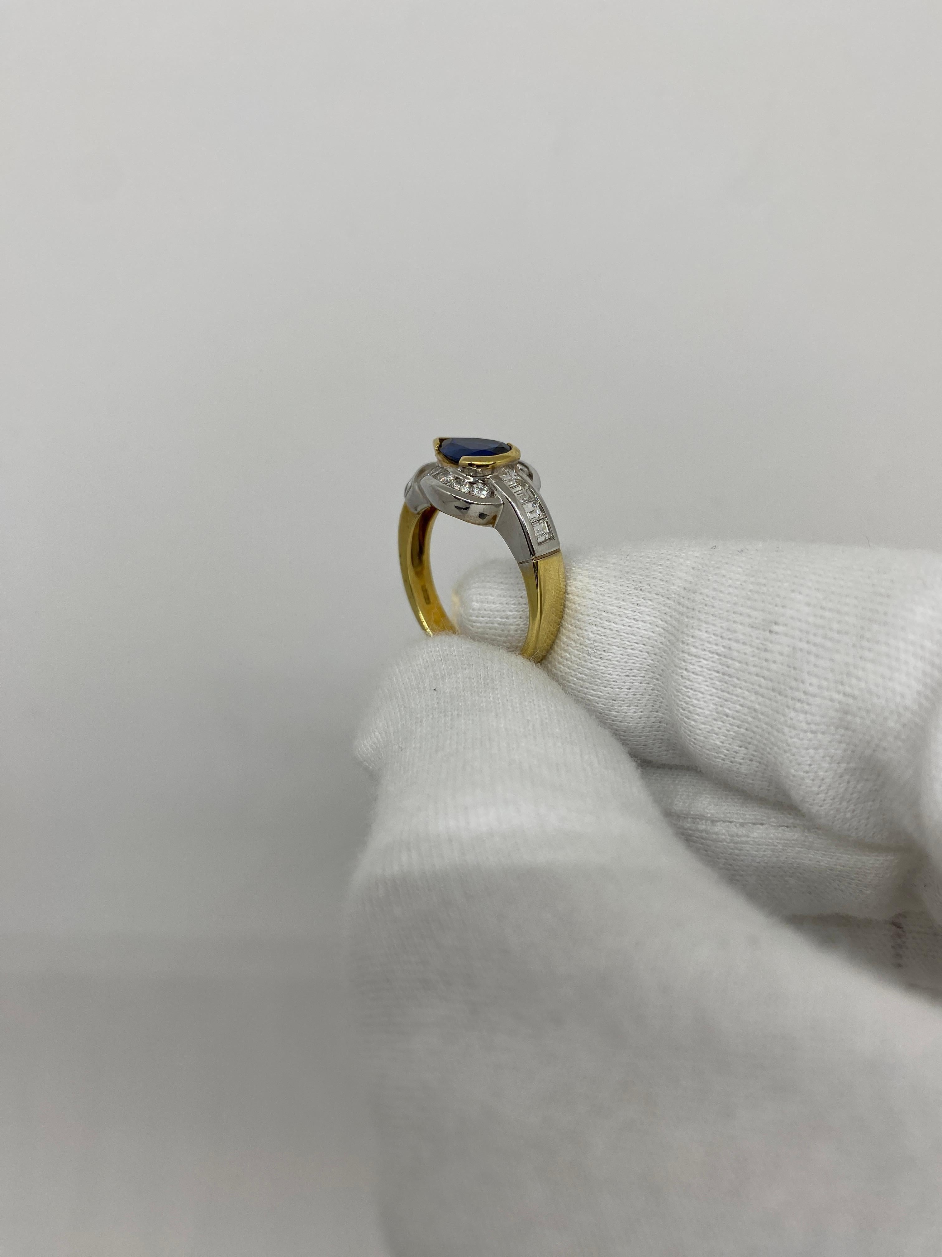 Or jaune 18 carats, saphir bleu 1,16 carat et diamants blancs 0,68 carat Excellent état - En vente à Bergamo, BG