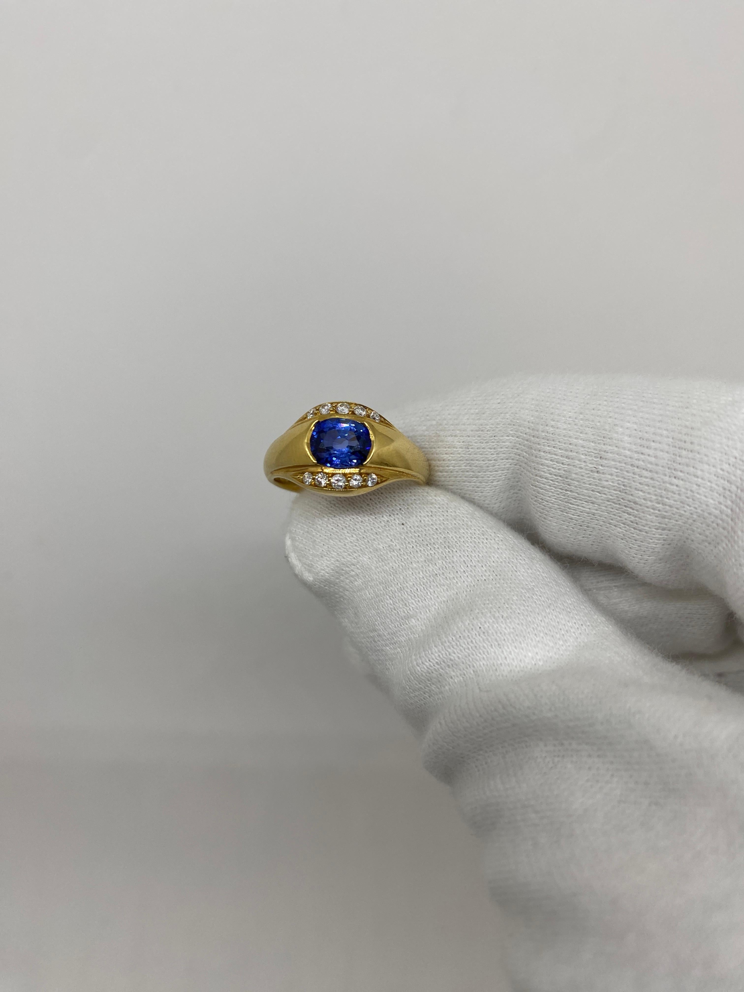 Ring made of 18kt yellow gold with central blue sapphire for ct.1.36 and natural white brilliant-cut diamonds for ct.0.20

Welcome to our jewelry collection, where every piece tells a story of timeless elegance and unparalleled craftsmanship. As a