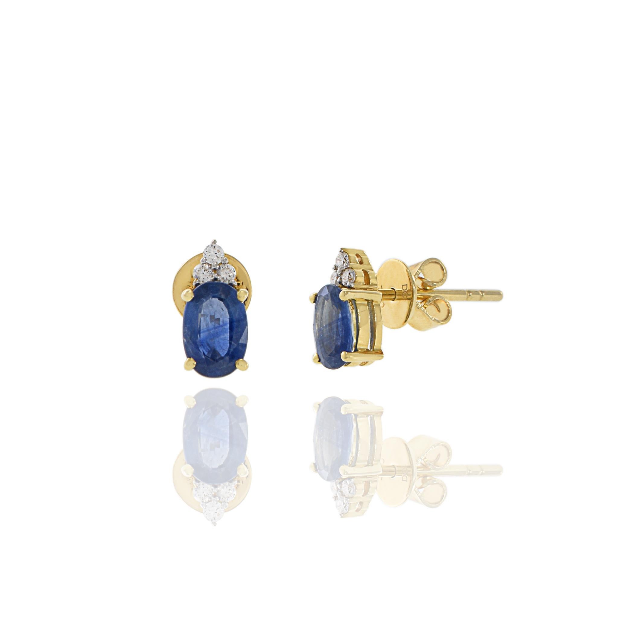 Taille ovale Boucles d'oreilles en or jaune 18 carats avec saphir bleu et diamants en vente