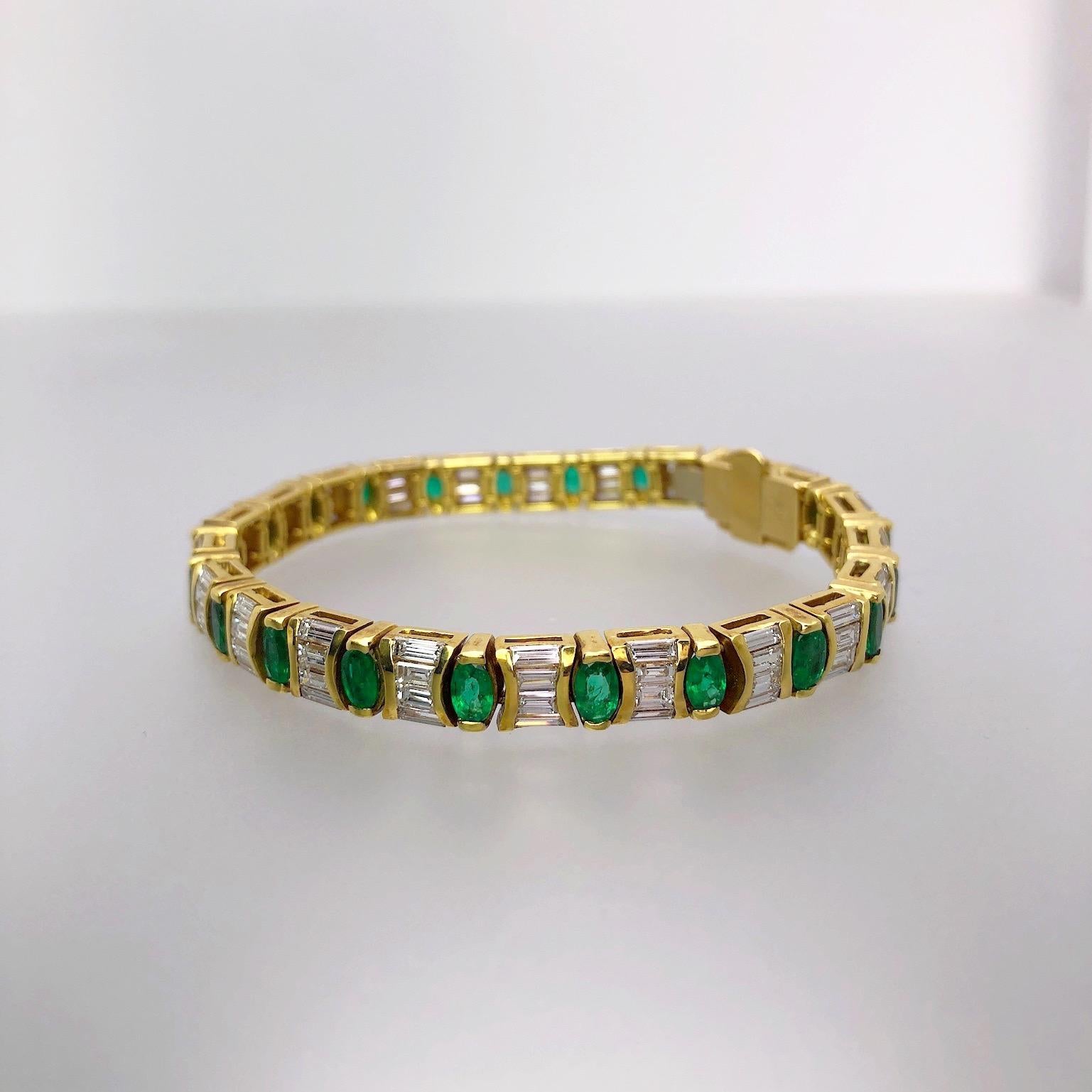 18 Karat Goldarmband 5,78 Karat ovale Smaragde und 7,38 Karat Baguette-Diamanten (Ovalschliff) im Angebot
