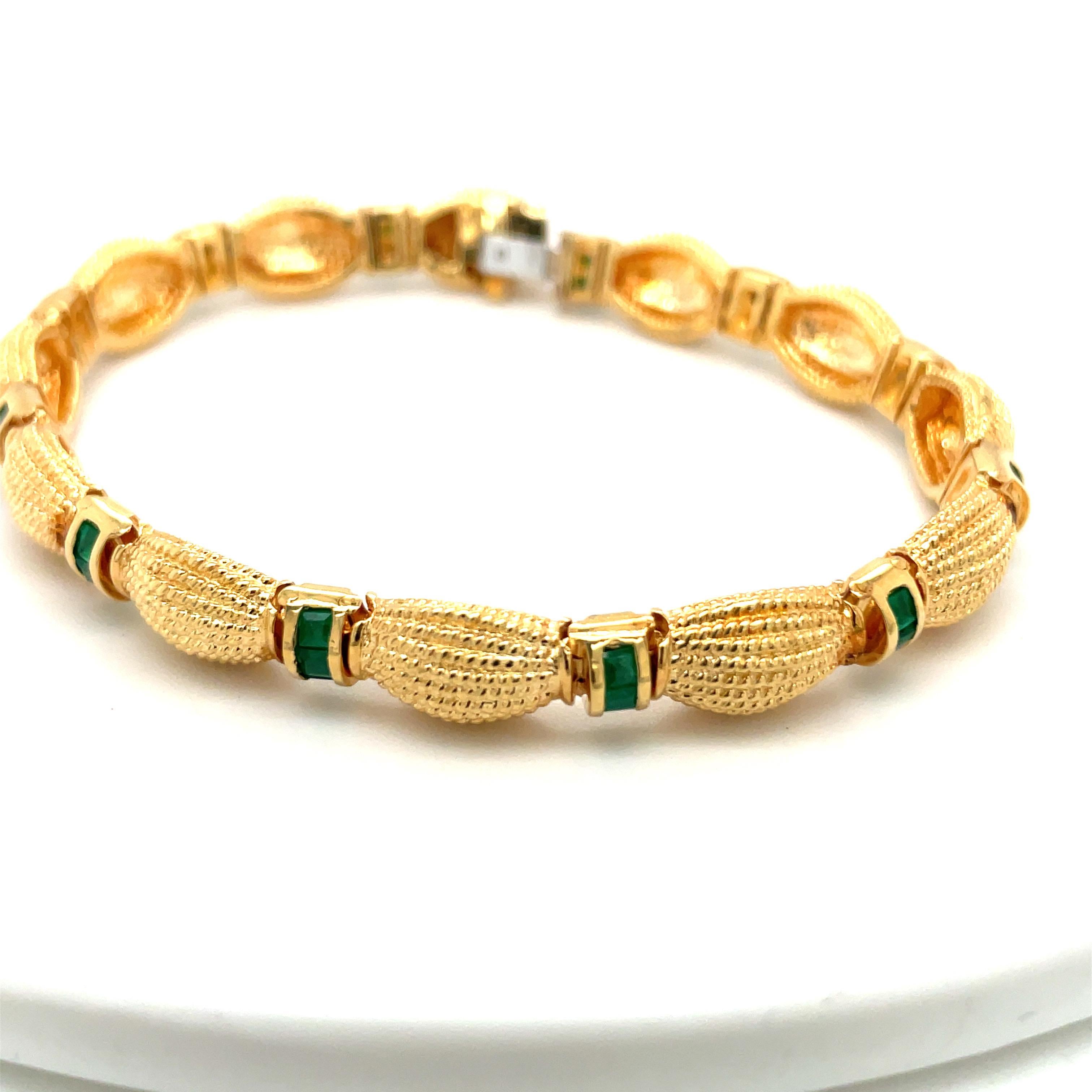 Square Cut 18KT Yellow Gold Bracelet with 2.88cts Emeralds For Sale
