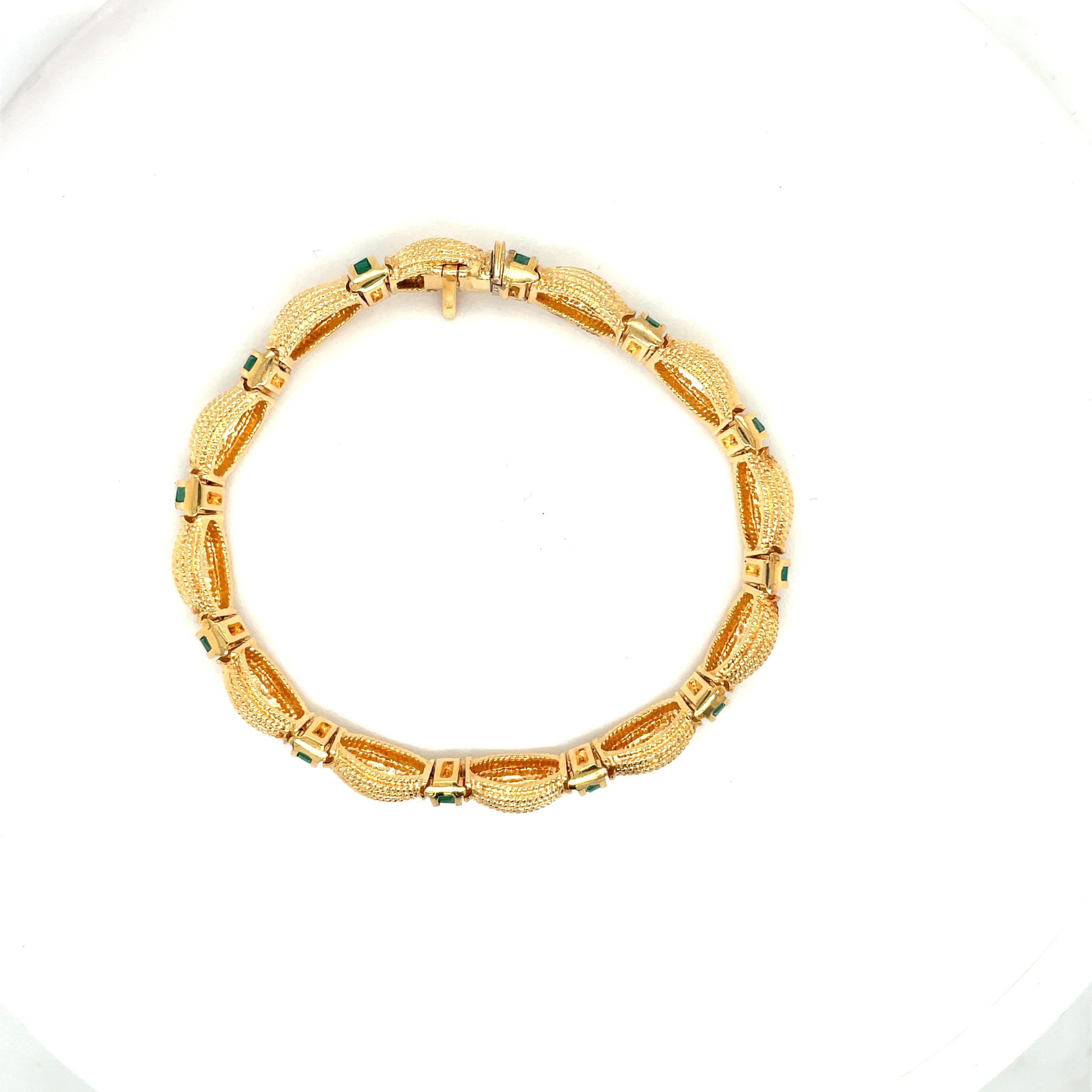 Women's or Men's 18KT Yellow Gold Bracelet with 2.88cts Emeralds For Sale