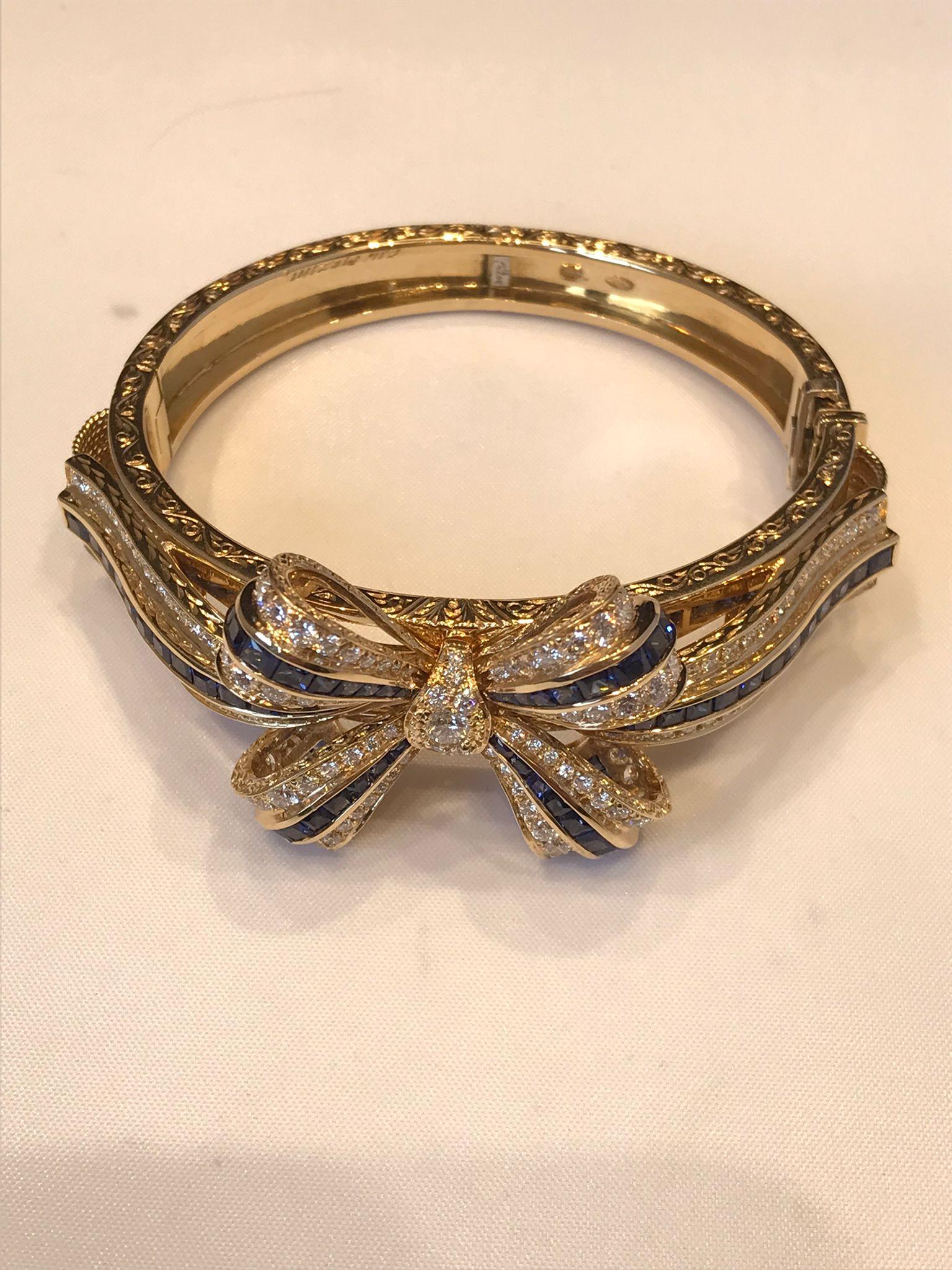bracelet en or jaune 18KT avec saphirs et diamants.

Conçu par Armando Piccini, le bracelet RIBBON englobe et met en valeur les techniques de l'artisanat. Gravé à la main de façon magistrale, en or 18KT avec des diamants et des saphirs carrés