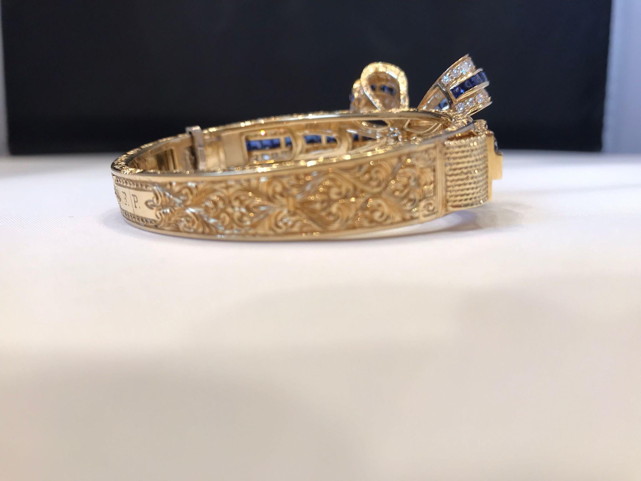 Contemporary 18KT yellow gold bracelet with blue sapphires and diamonds. For Sale