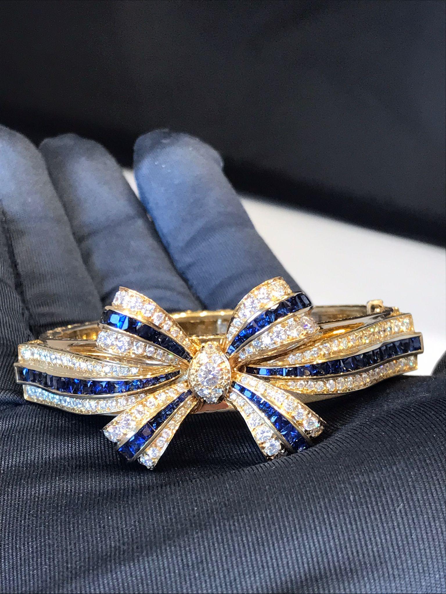 18KT yellow gold bracelet with blue sapphires and diamonds. For Sale 1